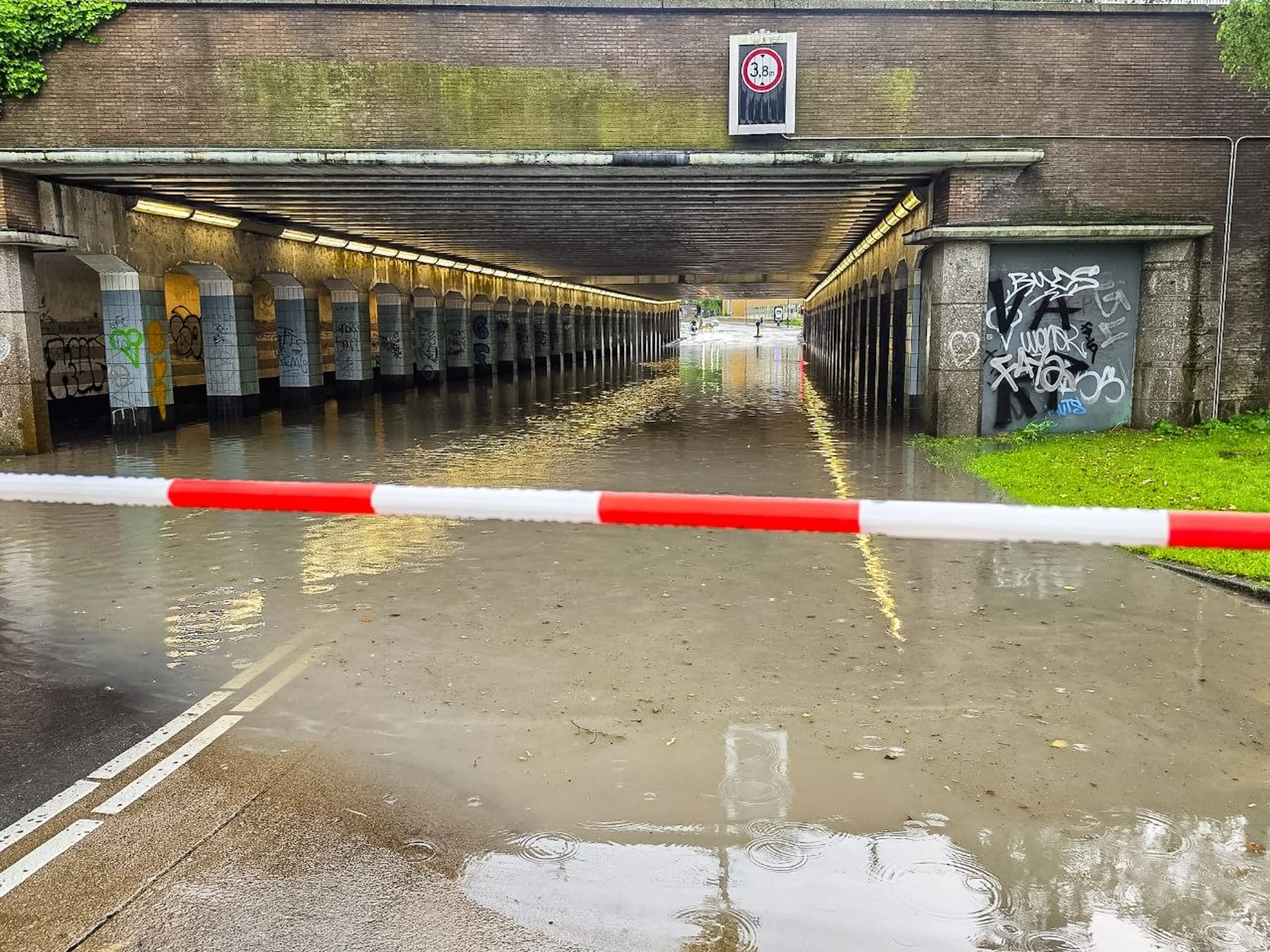 Hevige hoosbui zet tunnel in Enschede onder water, tunnel afgesloten