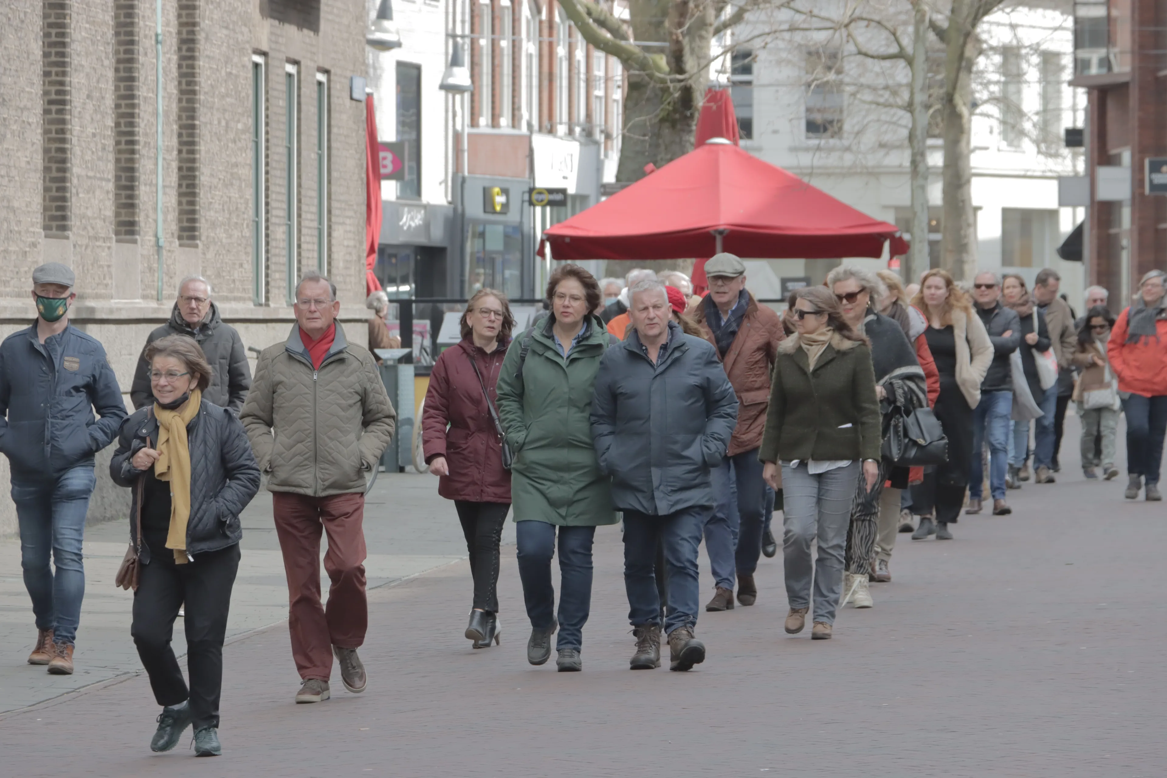Tientallen mensen lopen stille mars voor Pieter Omtzigt: 'Híj is onze volksvertegenwoordiger'