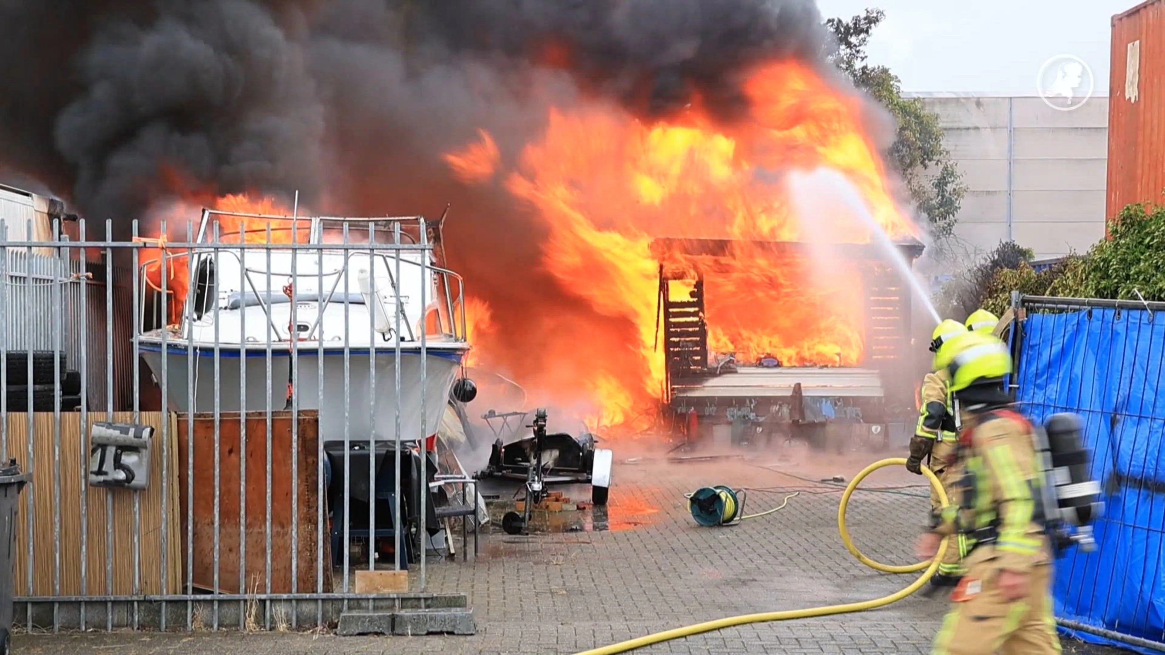 Grote brand op industrieterrein in Delft: boot, woonwagen en kermisattractie verwoest