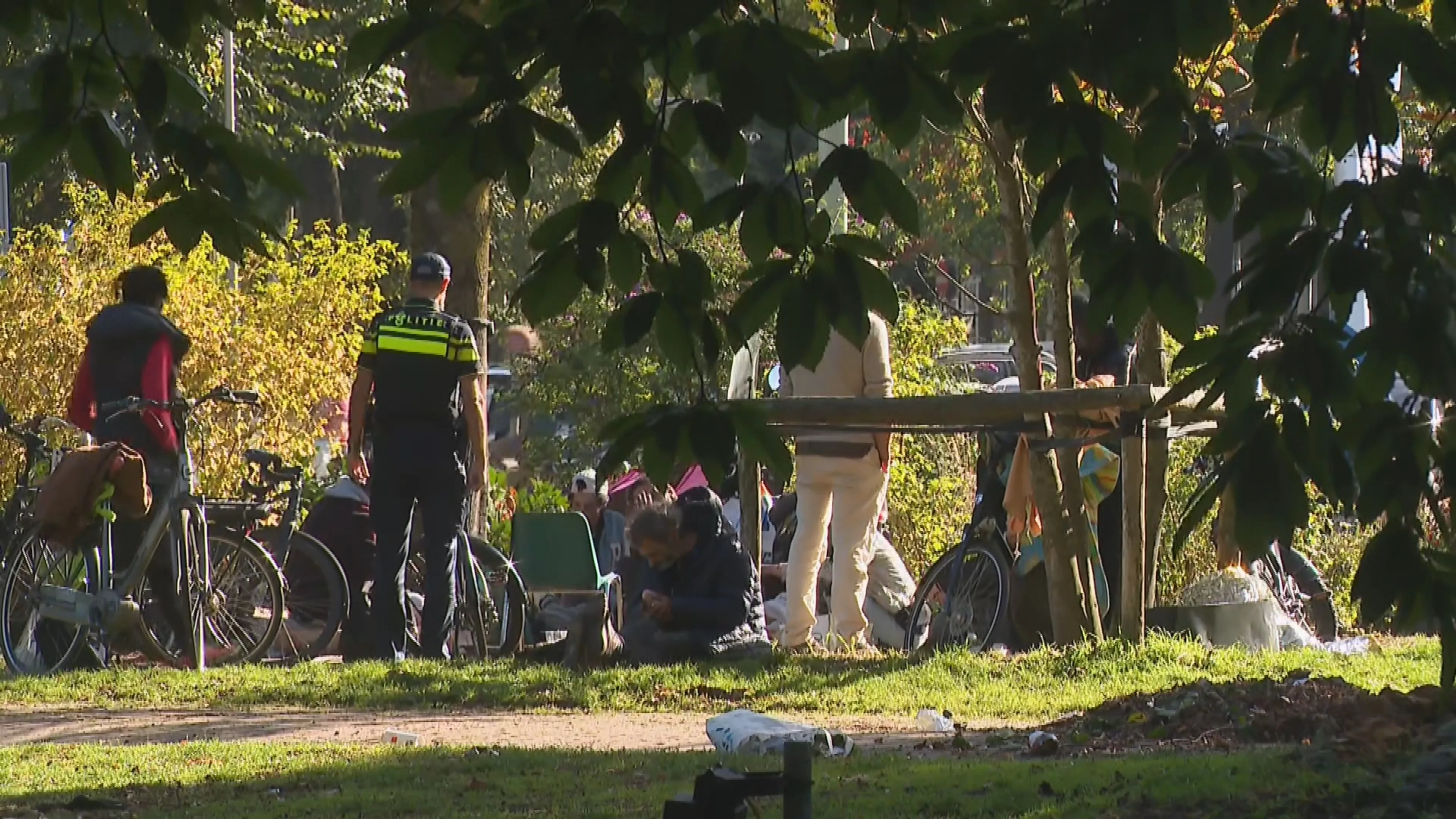 Nijmegen heeft handen vol aan daklozen op Keizer Karelplein: 'Geen eenvoudige oplossing'