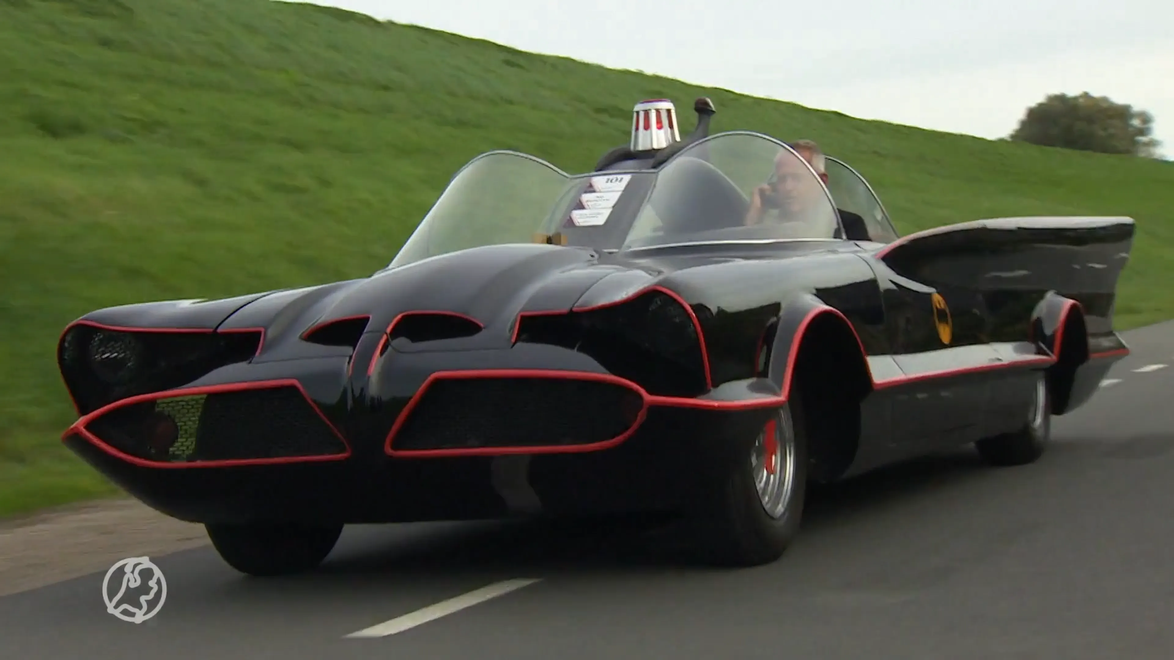 In Andijk kan je nu de originele batmobile zien rijden: 'Maak je niet altijd mee'