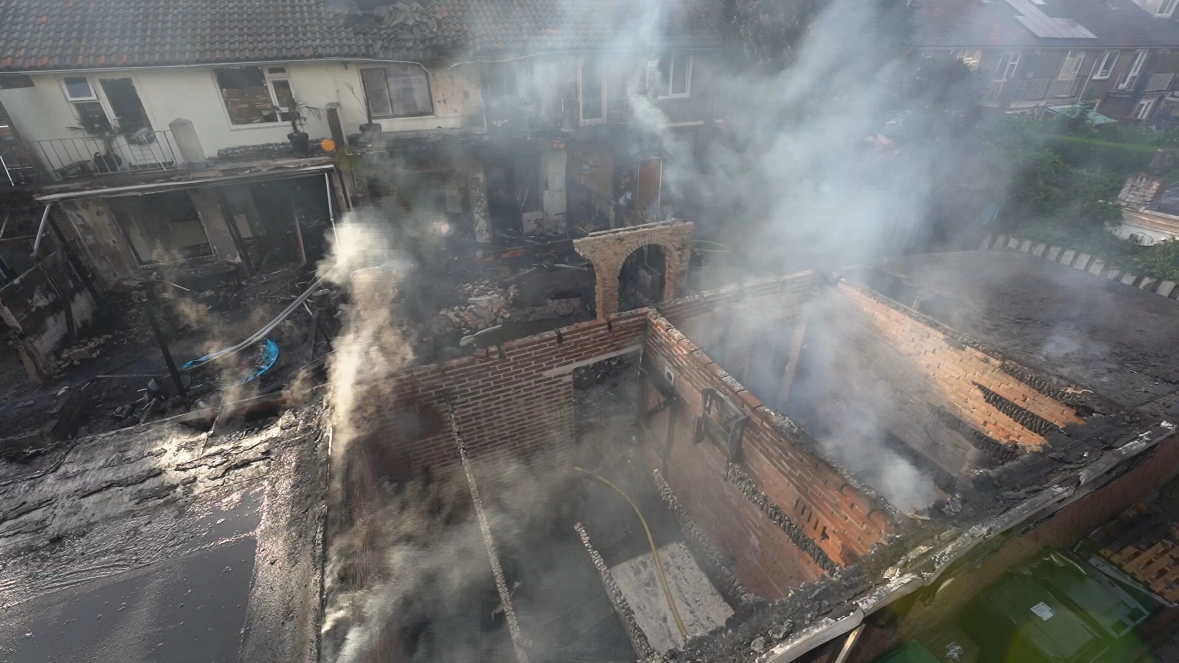Schuurbrand slaat over op woningen in Eindhoven: drie huizen zeer fors beschadigd