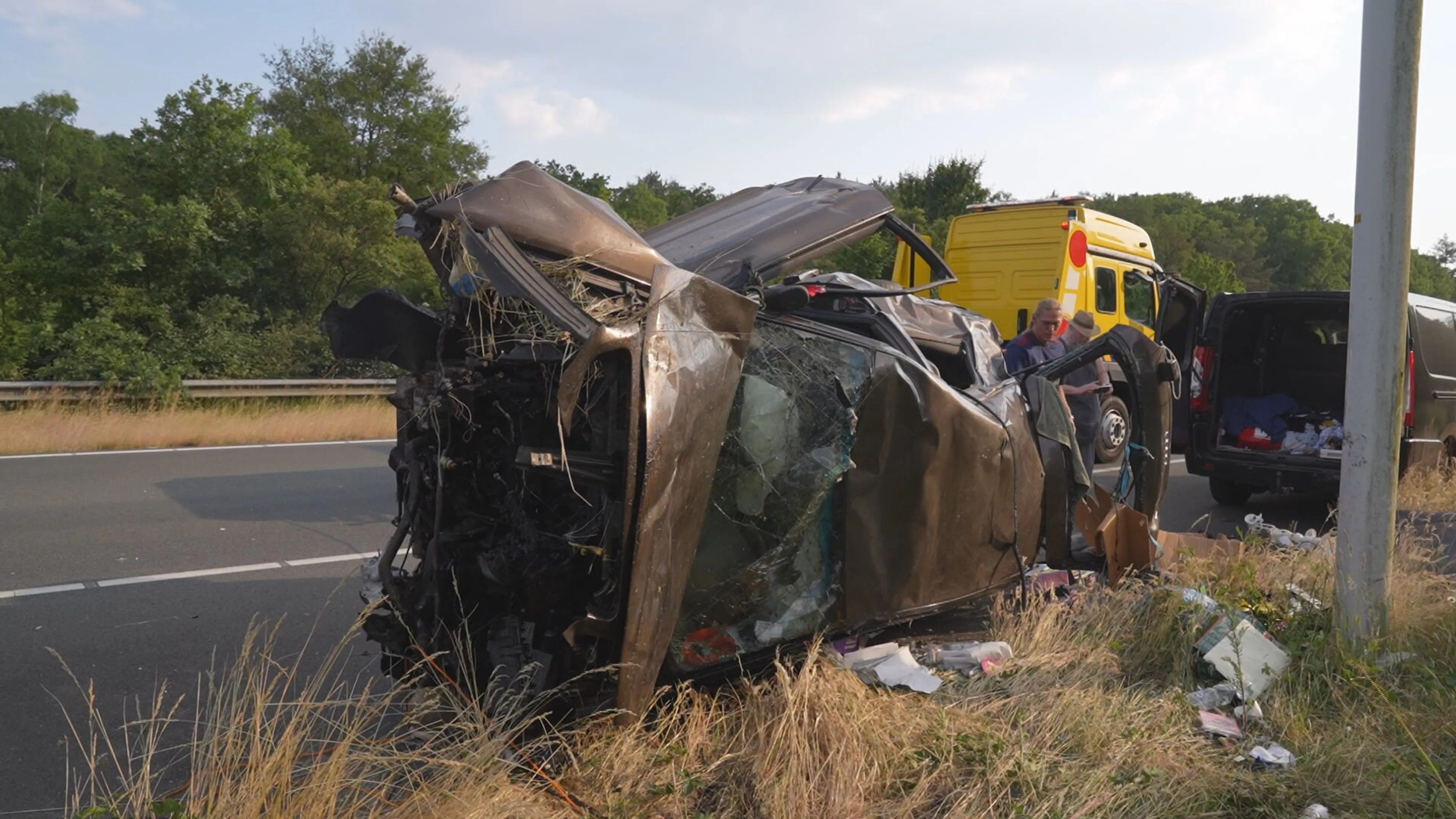 Bizar geluk: man klimt vrijwel ongedeerd uit compleet verwoeste auto na crash