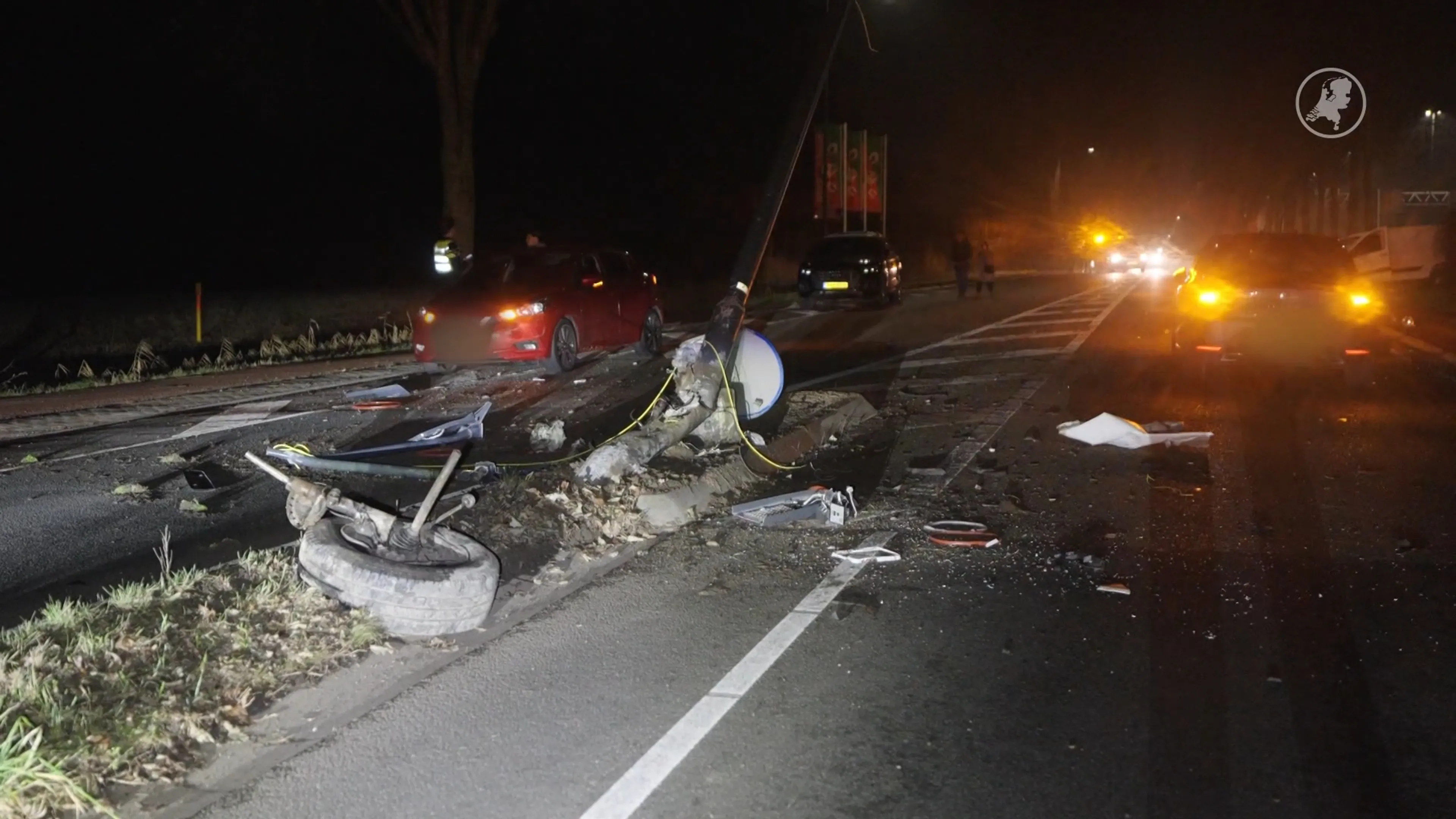 Bestelbus crasht 'na achtervolgen' van andere auto, bestuurder gevlucht