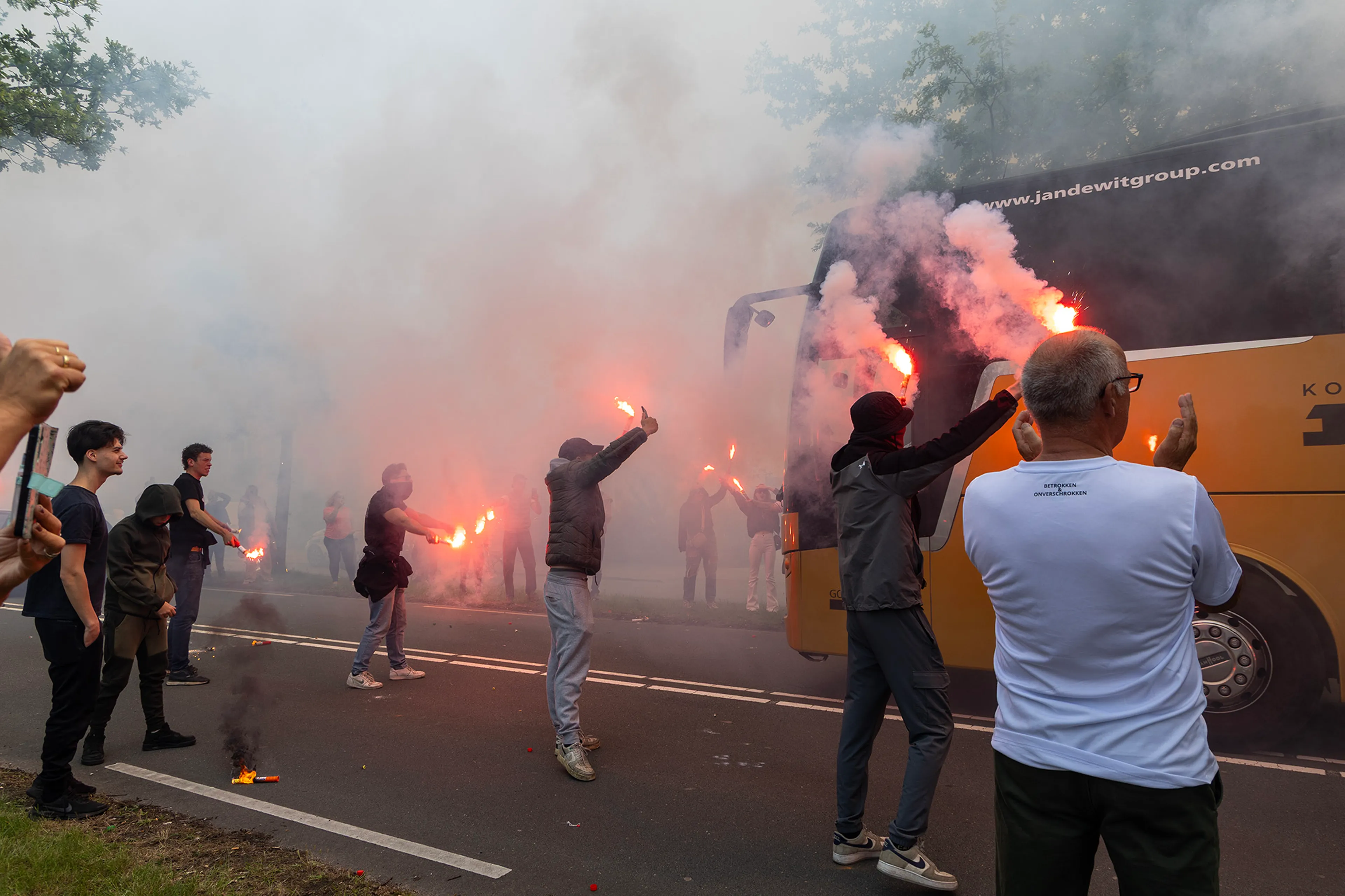 Fans zwaaien spelersbus Telstar uit voor promotiewedstrijd tegen Willem II
