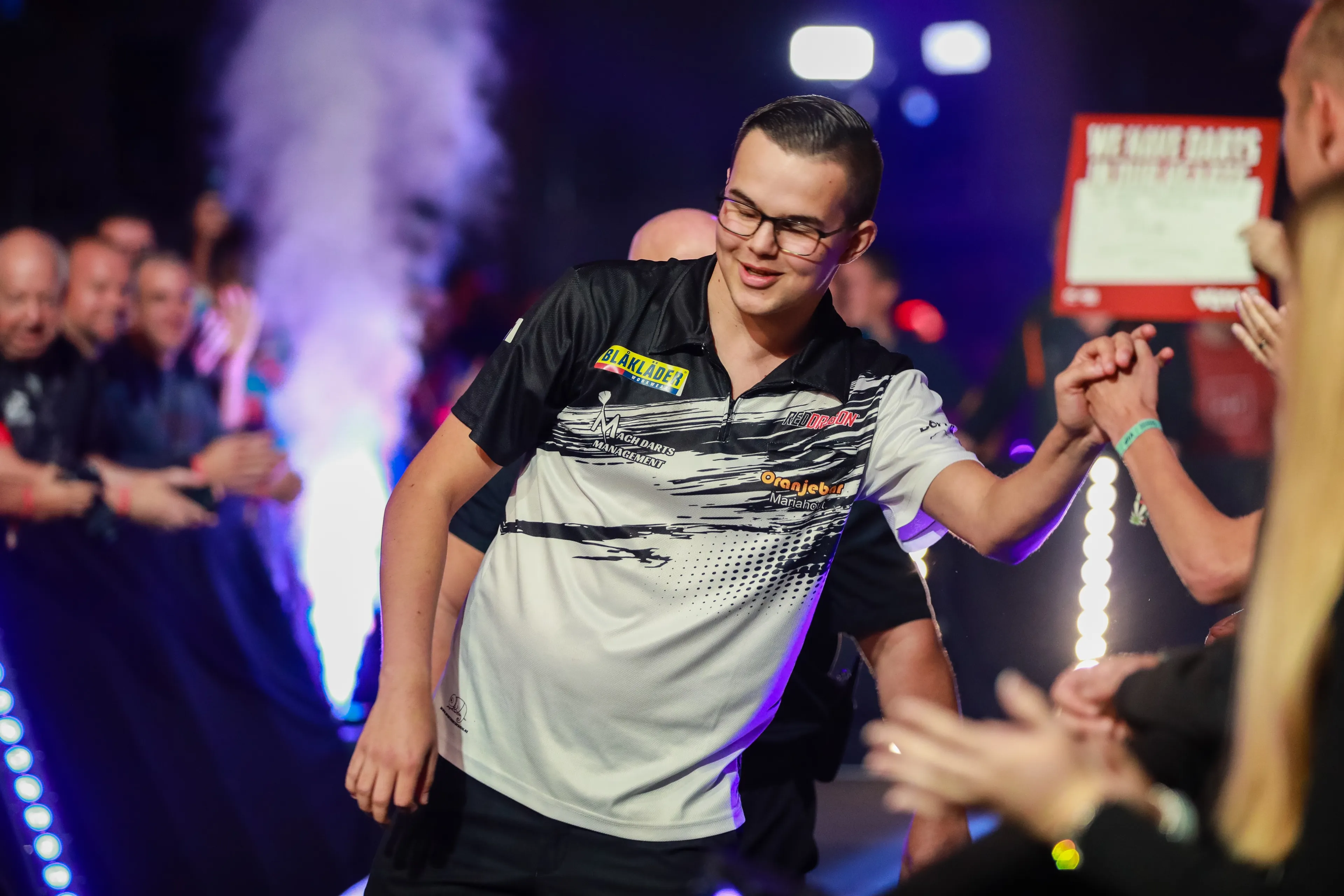 Gian van Veen (21) zorgt voor sensatie op EK darts en verslaat Van Gerwen