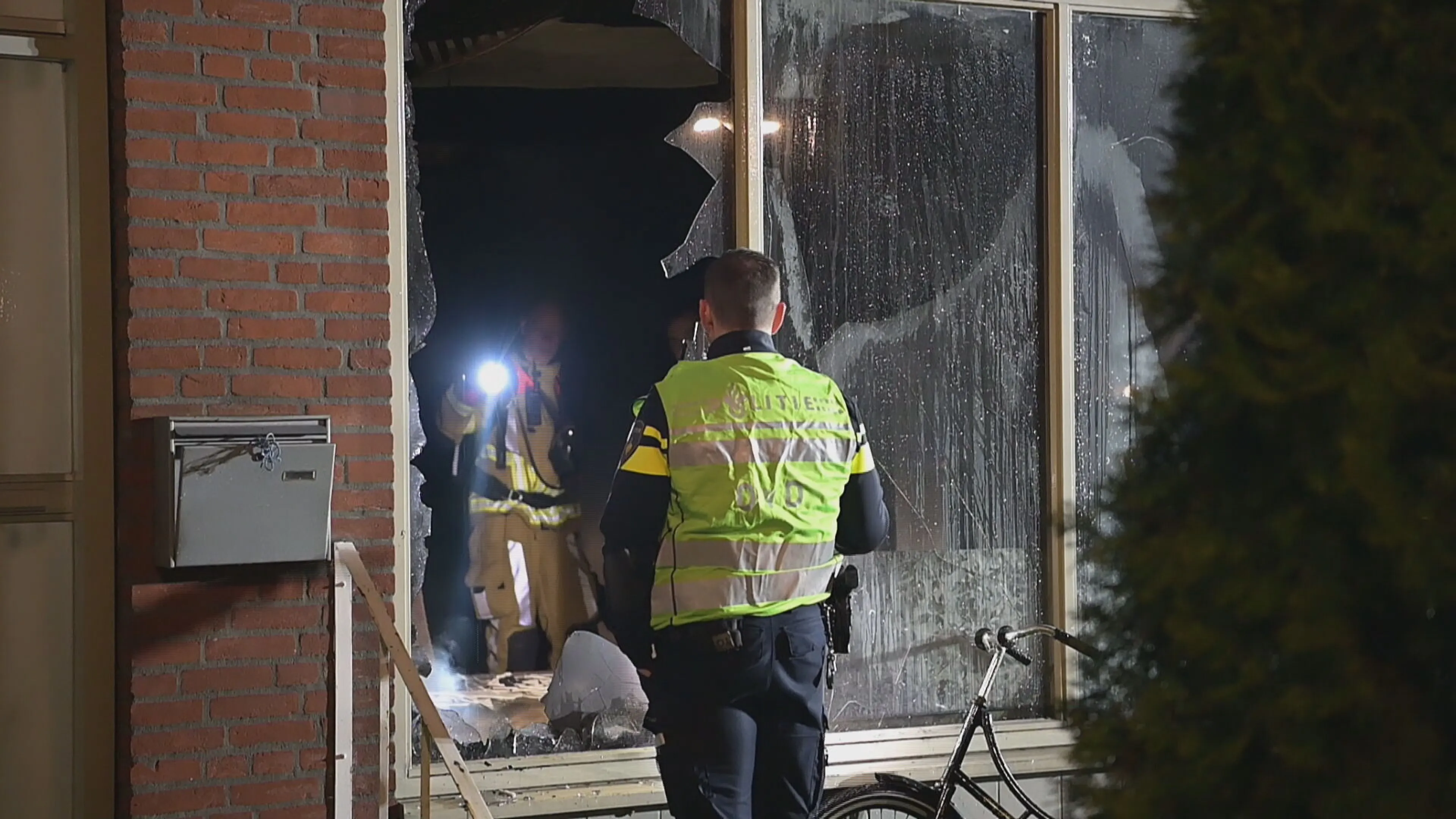 Wijkagent Joost over reddingsactie bij heftige brand Tilburg: 'Angstige blik in haar ogen staat op mijn netvlies'