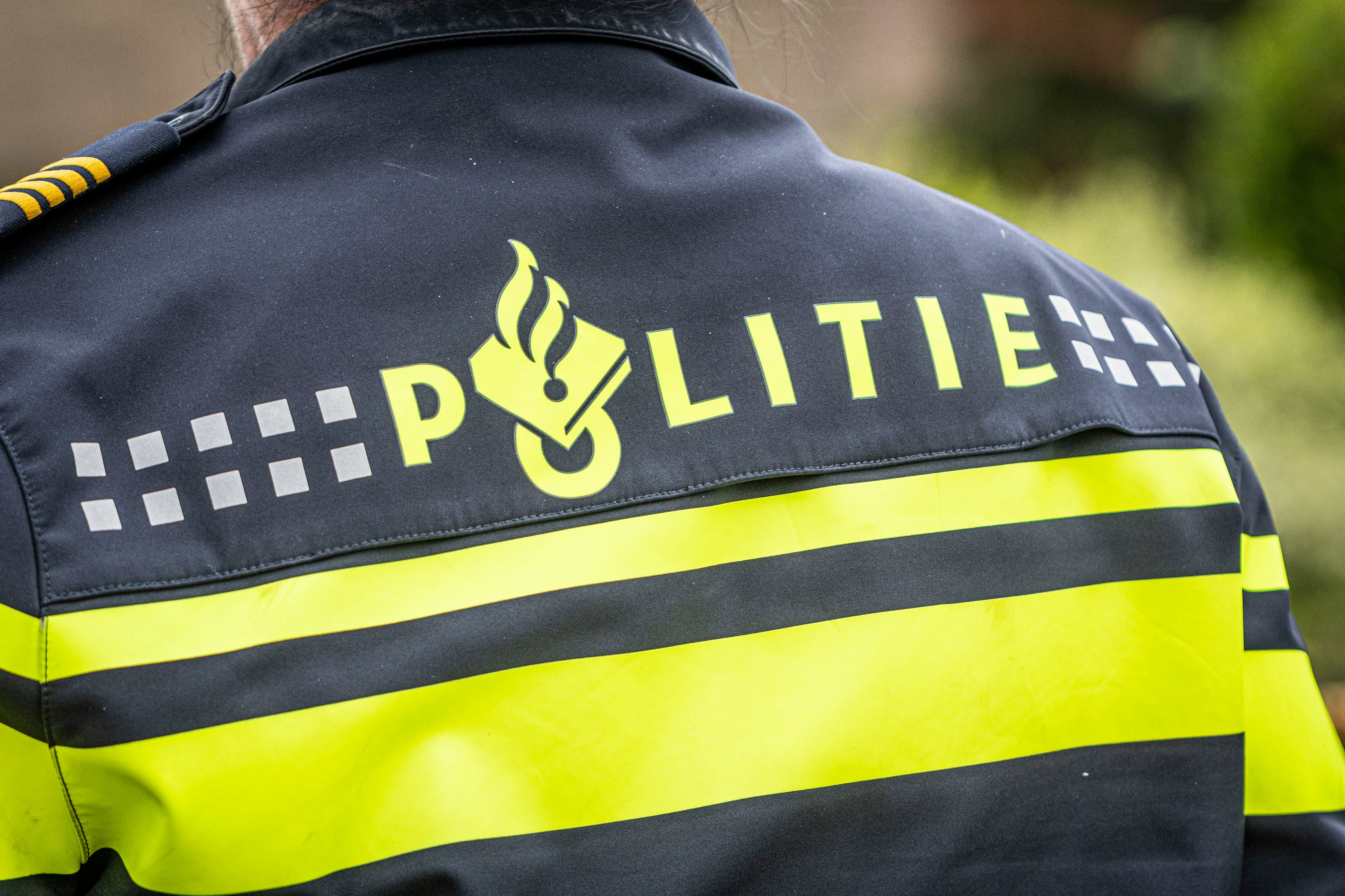 Dronken oproerkraaier kotst politieagent onder na arrestatie