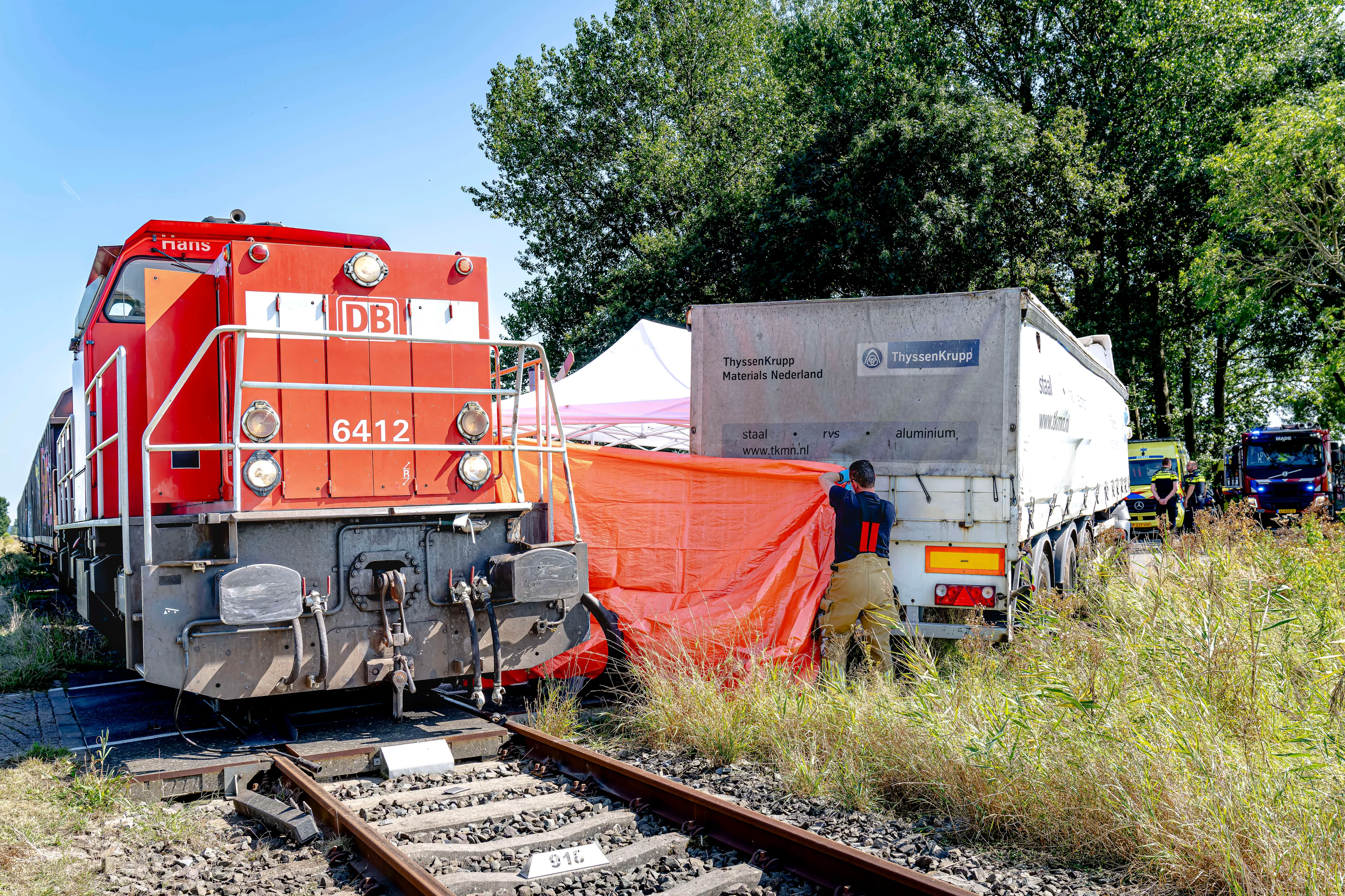 Dode en twee gewonden door aanrijding goederentrein met truck