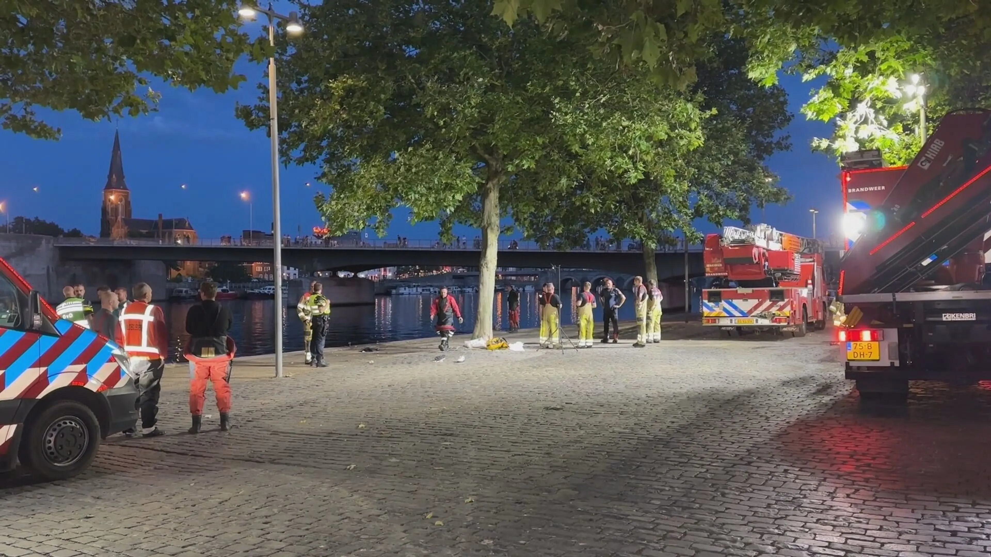 Maastrichtenaar (23) overleden na val in de Maas, man aangehouden