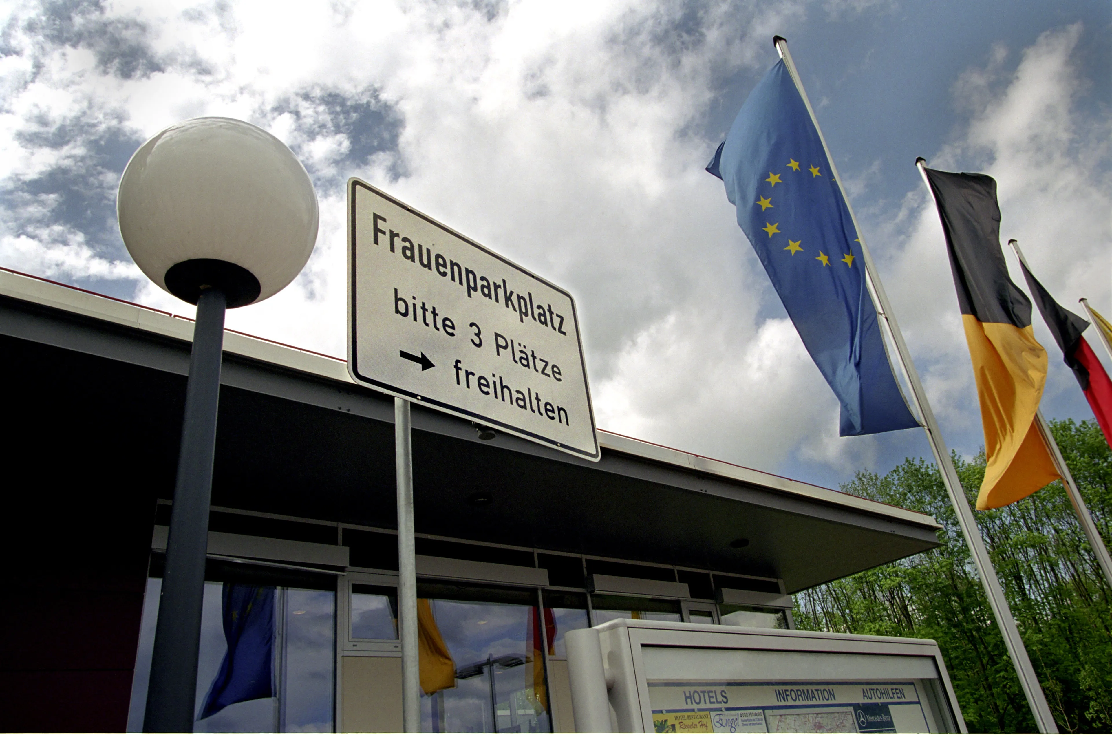 Nederlandse moeder laat zoontje (9) achter op parkeerplaats langs Duitse snelweg