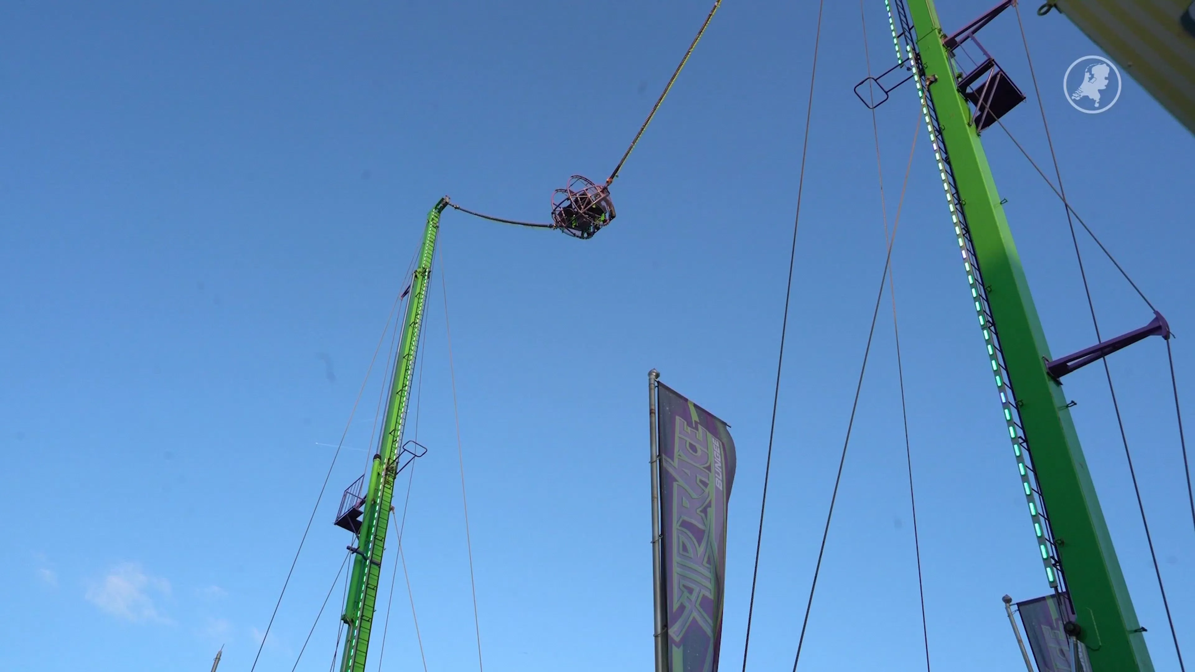 Kinderen op grote hoogte vast in kermisattractie in Assen