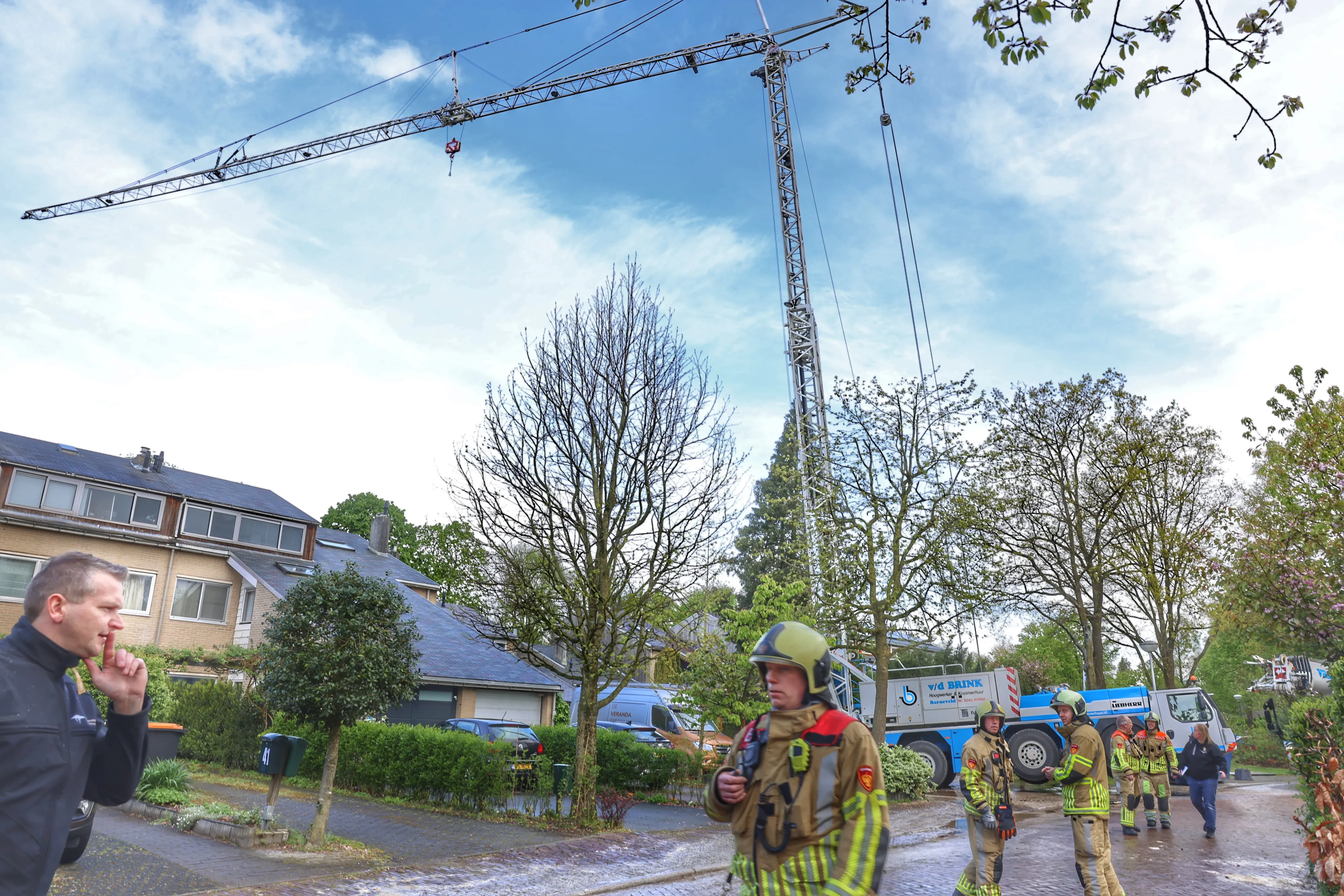 Gevaar Leusden geweken: bijna omgevallen bouwkraan stabiel gehouden door tweede kraan