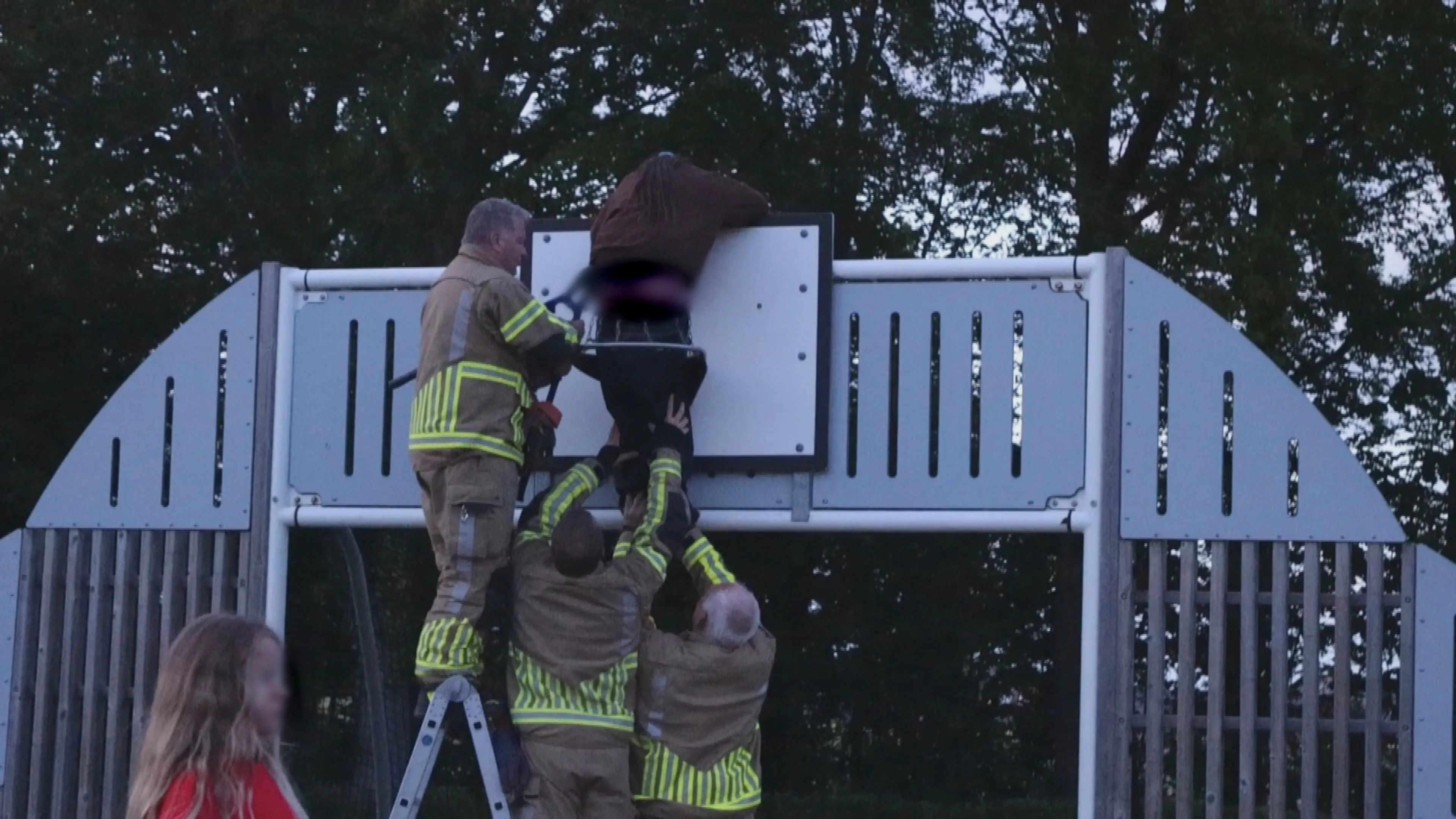 Meisje zit klem in basketbalkorf in Noordwijk, brandweer moet ingrijpen