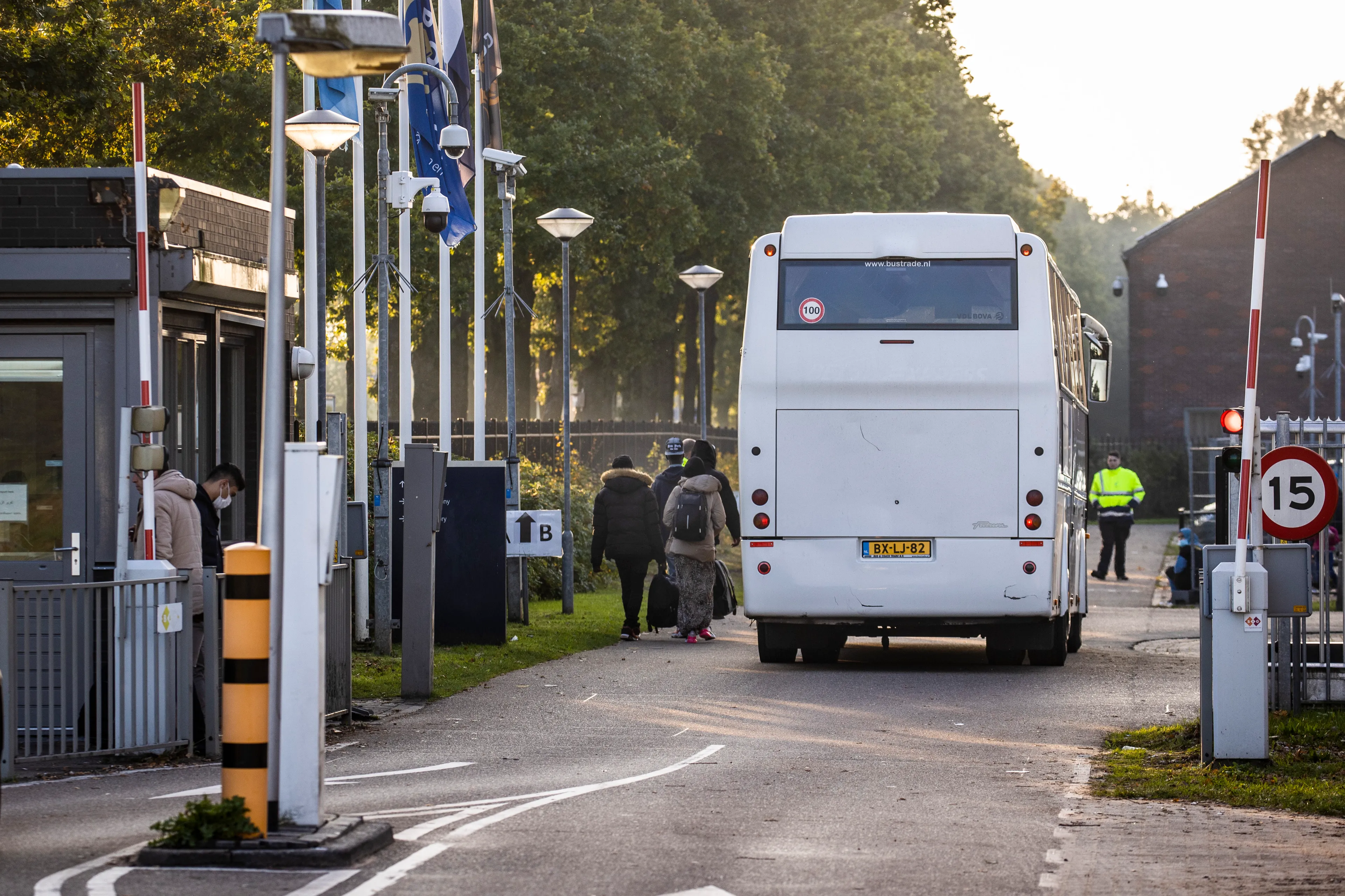 Asielzoekers slapen voor derde nacht op stoelen en veldbedden