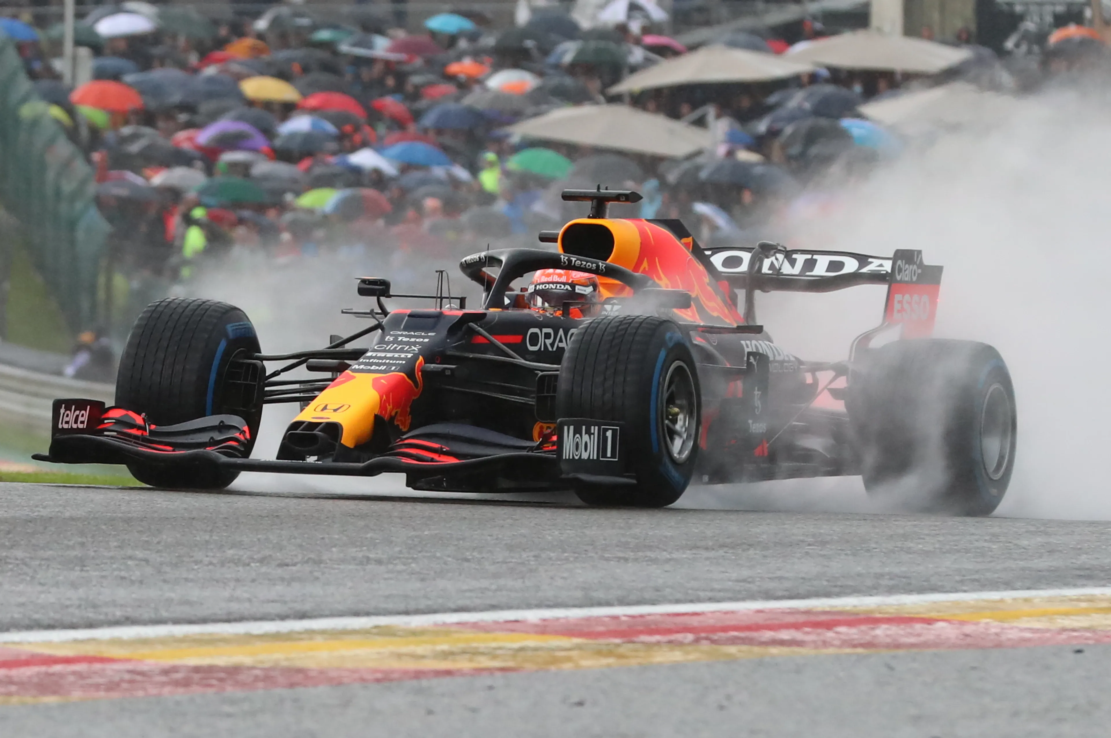 Max Verstappen pakt polepositie voor GP van België in natte kwalificatierace