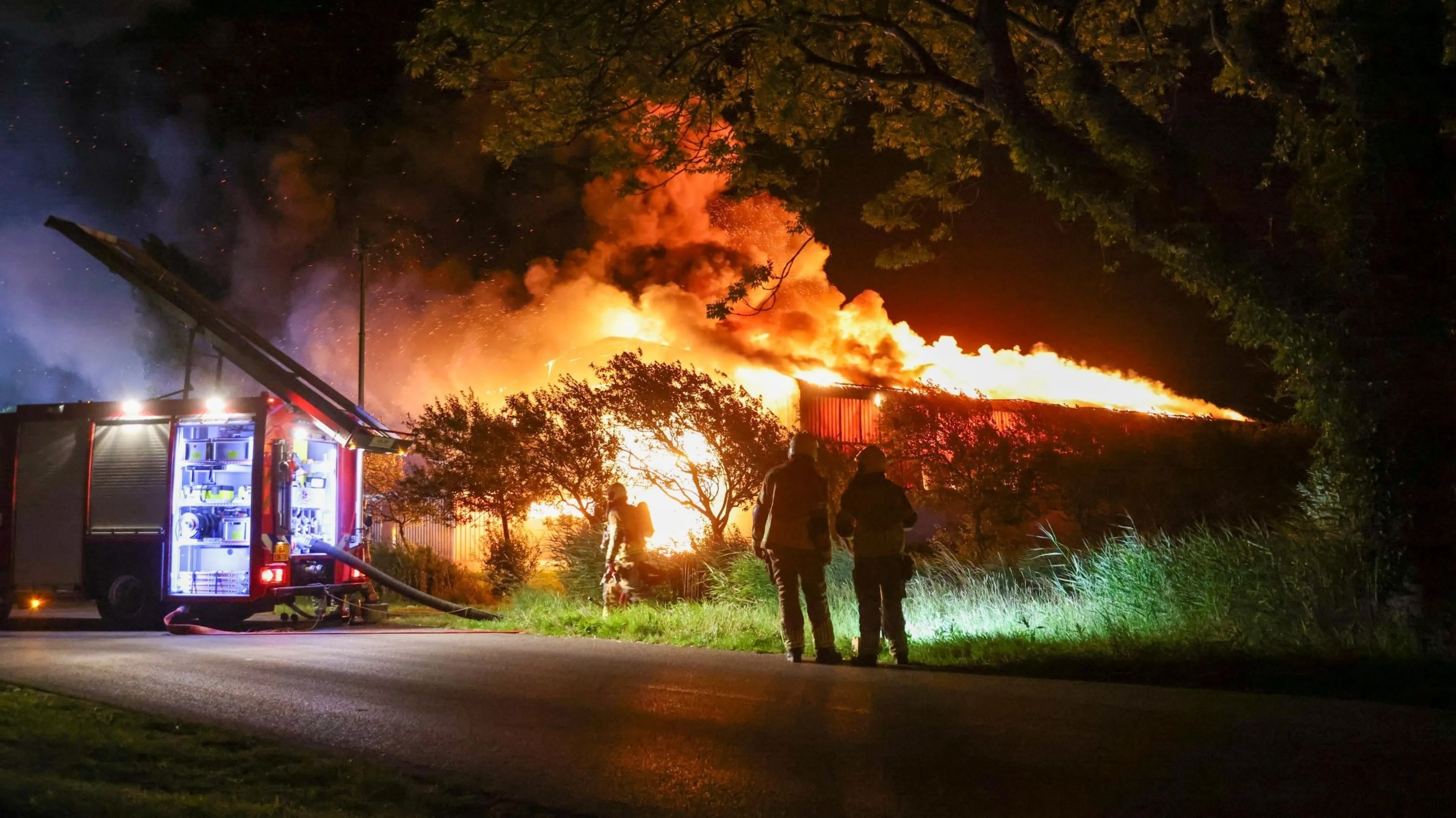 Zeer grote brand bij agrarisch bedrijf in Arum