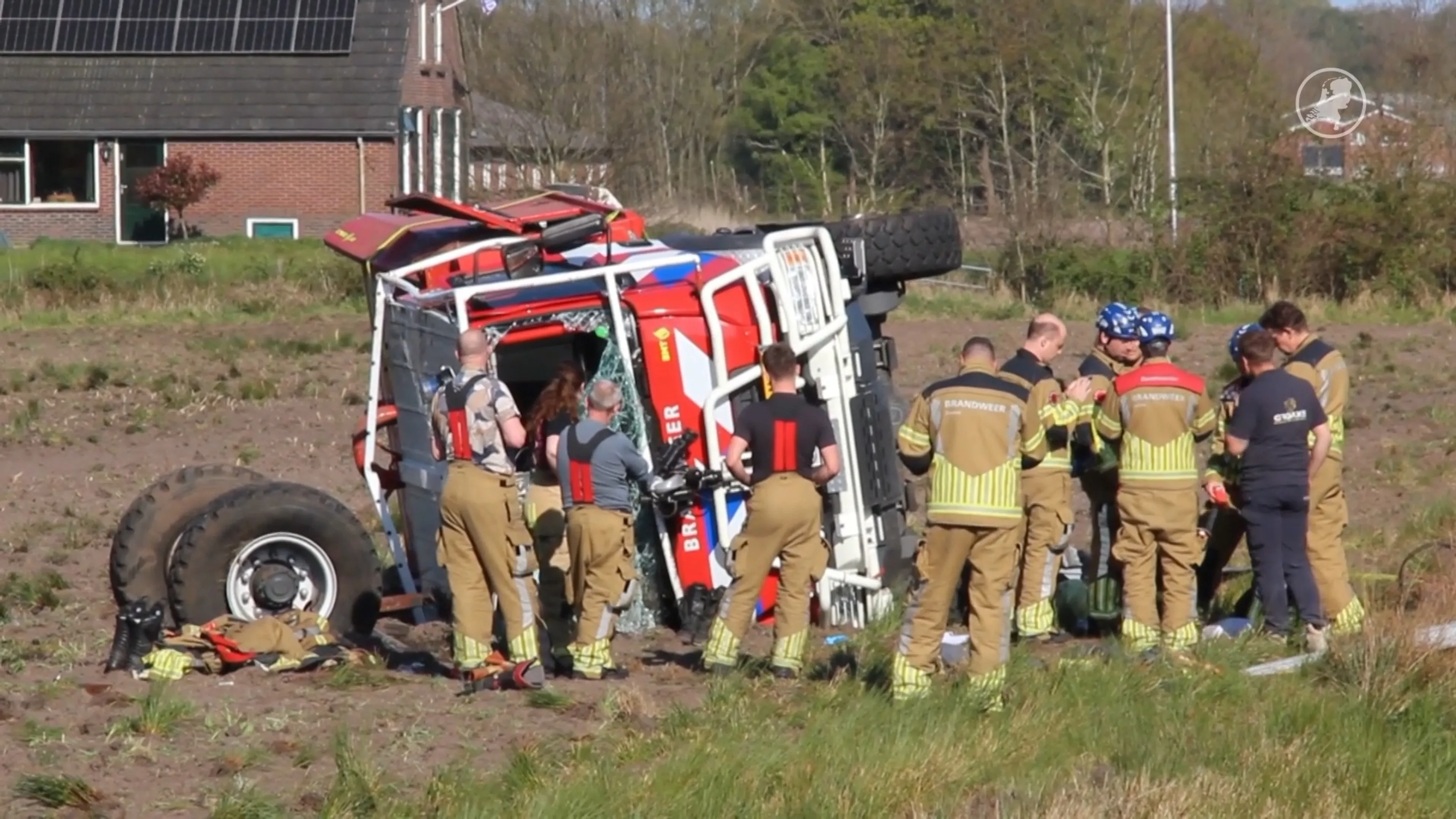 Botsing tussen brandweerwagen en taxi op N35 bij Wierden