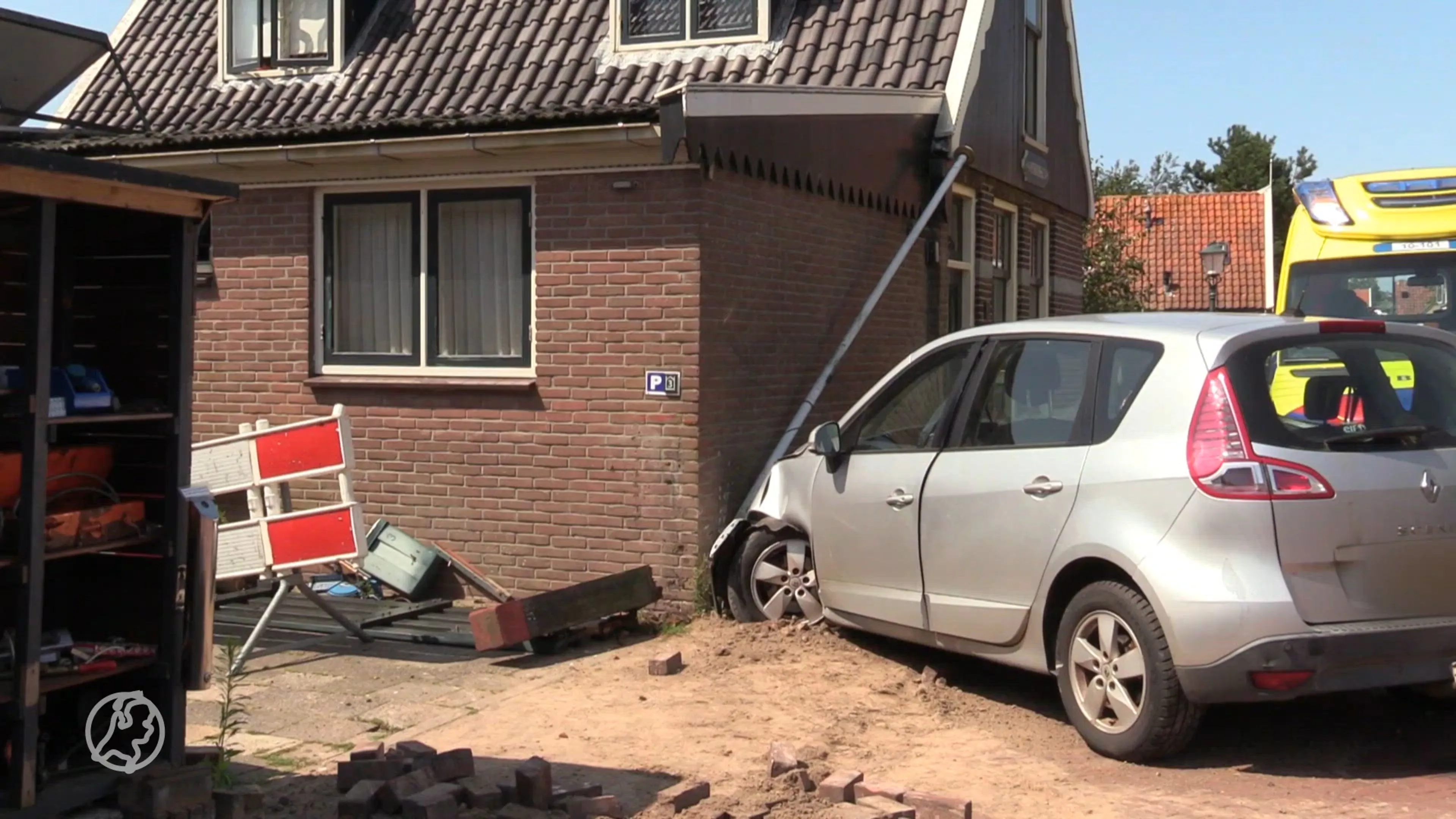 Automobilist trapt op gas in plaats van rem en rijdt fietser aan.