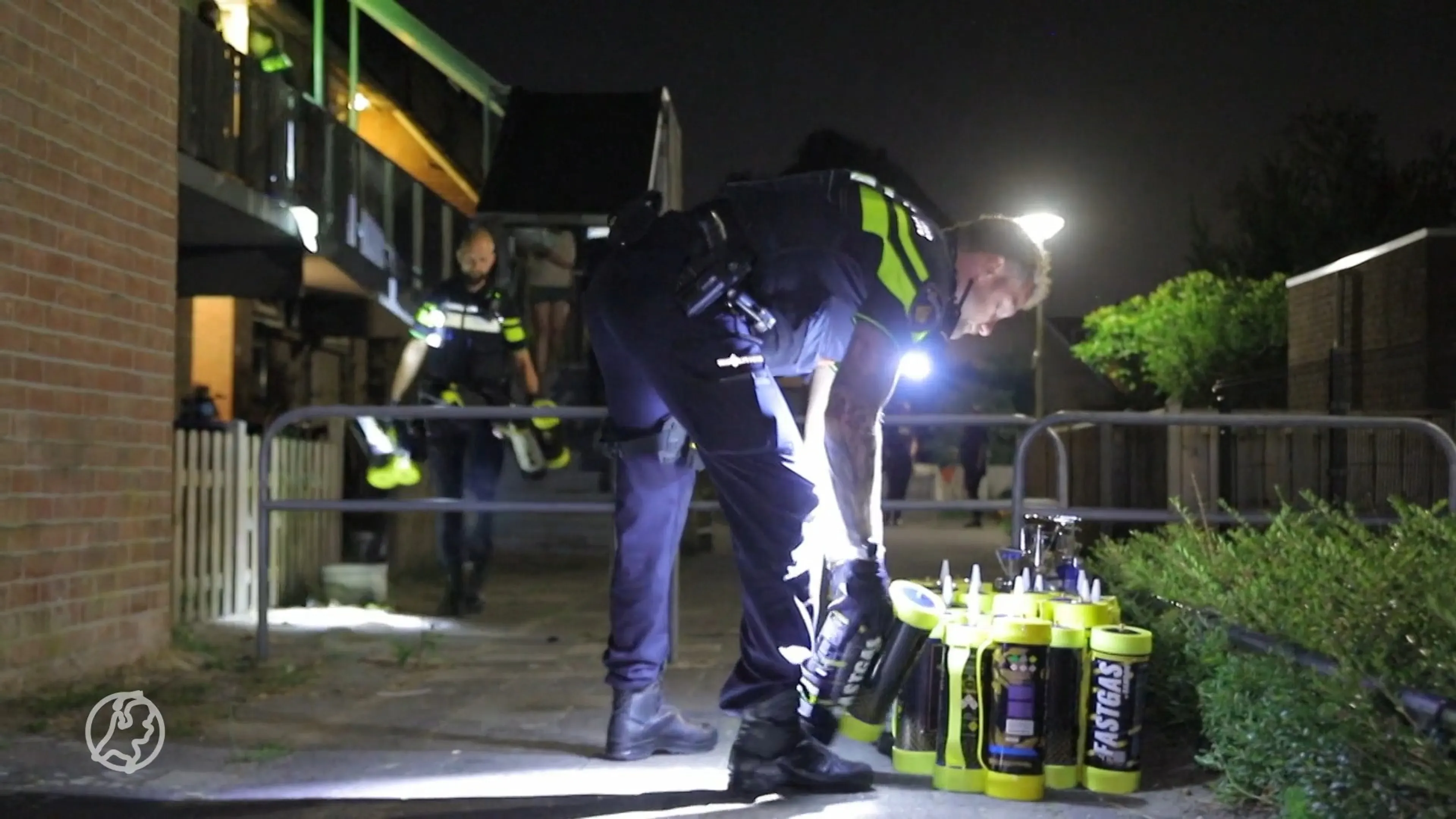 Politie ontdekt ruim 400 lachgastanks in woning van vrouw (25) in Spijkenisse 