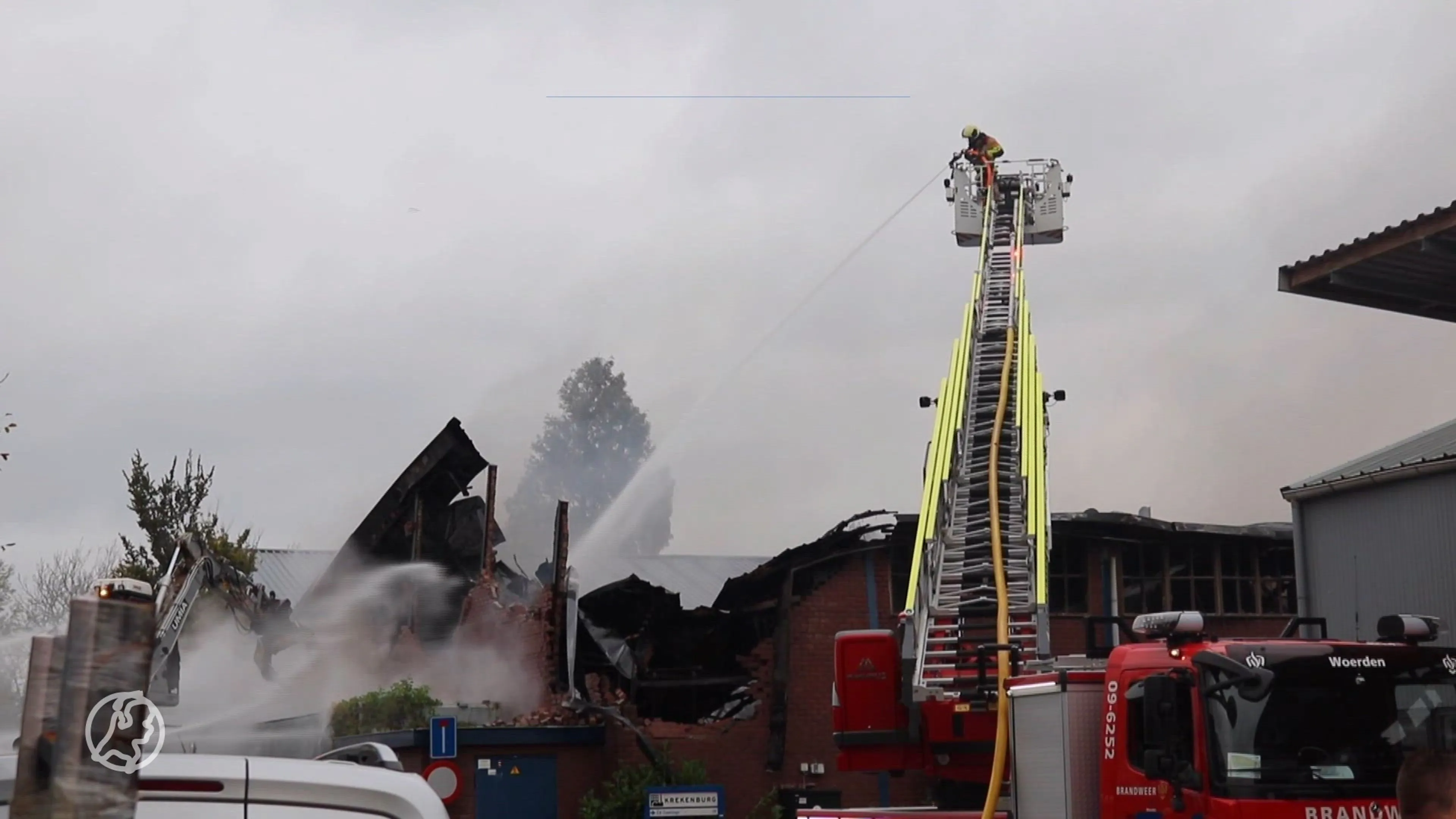 Grote brand bij staalbedrijf in Montfoort, rookpluimen in verre omtrek zichtbaar