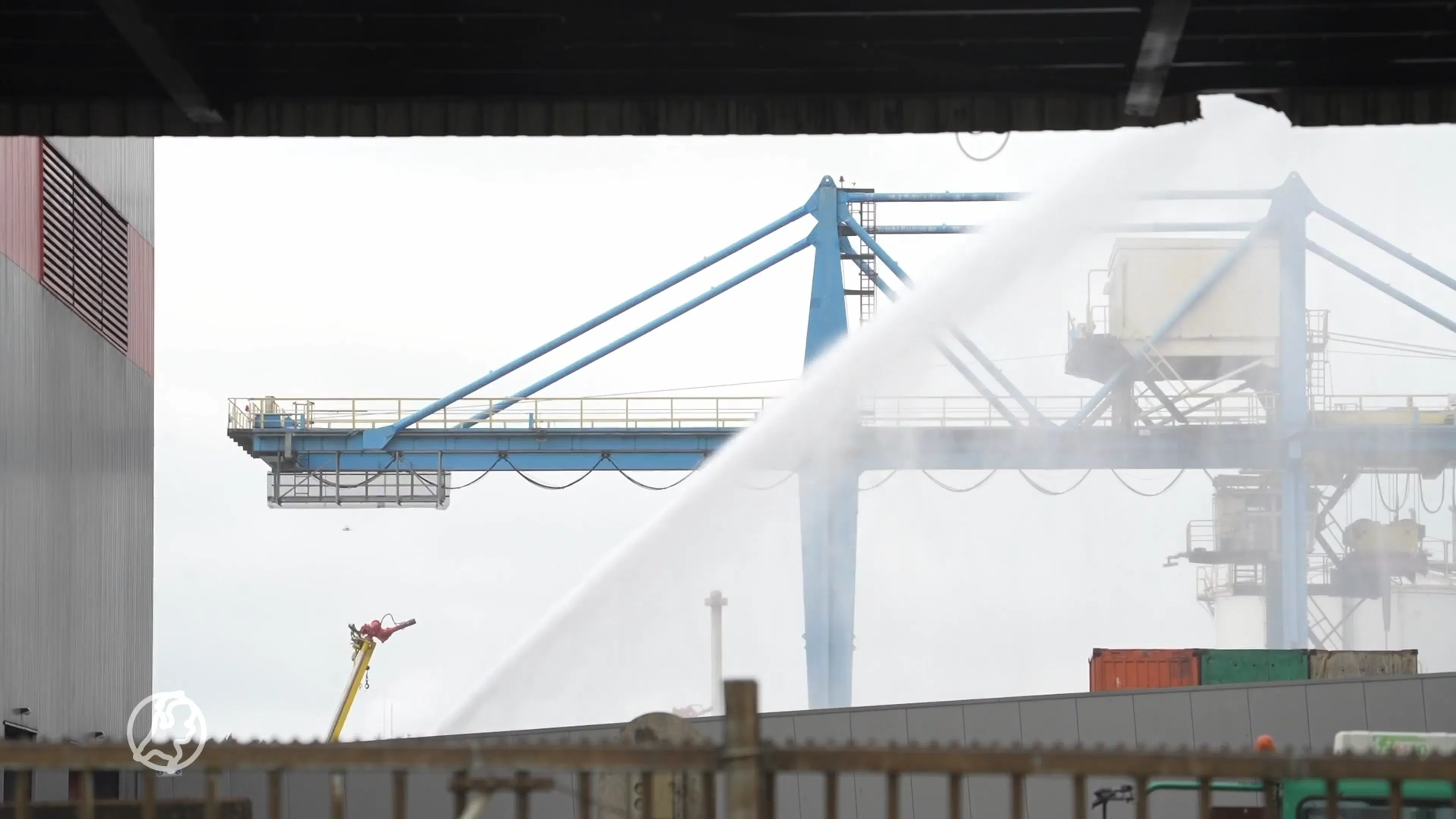 Brand bij afvalverwerker in Rotterdam eindelijk geblust