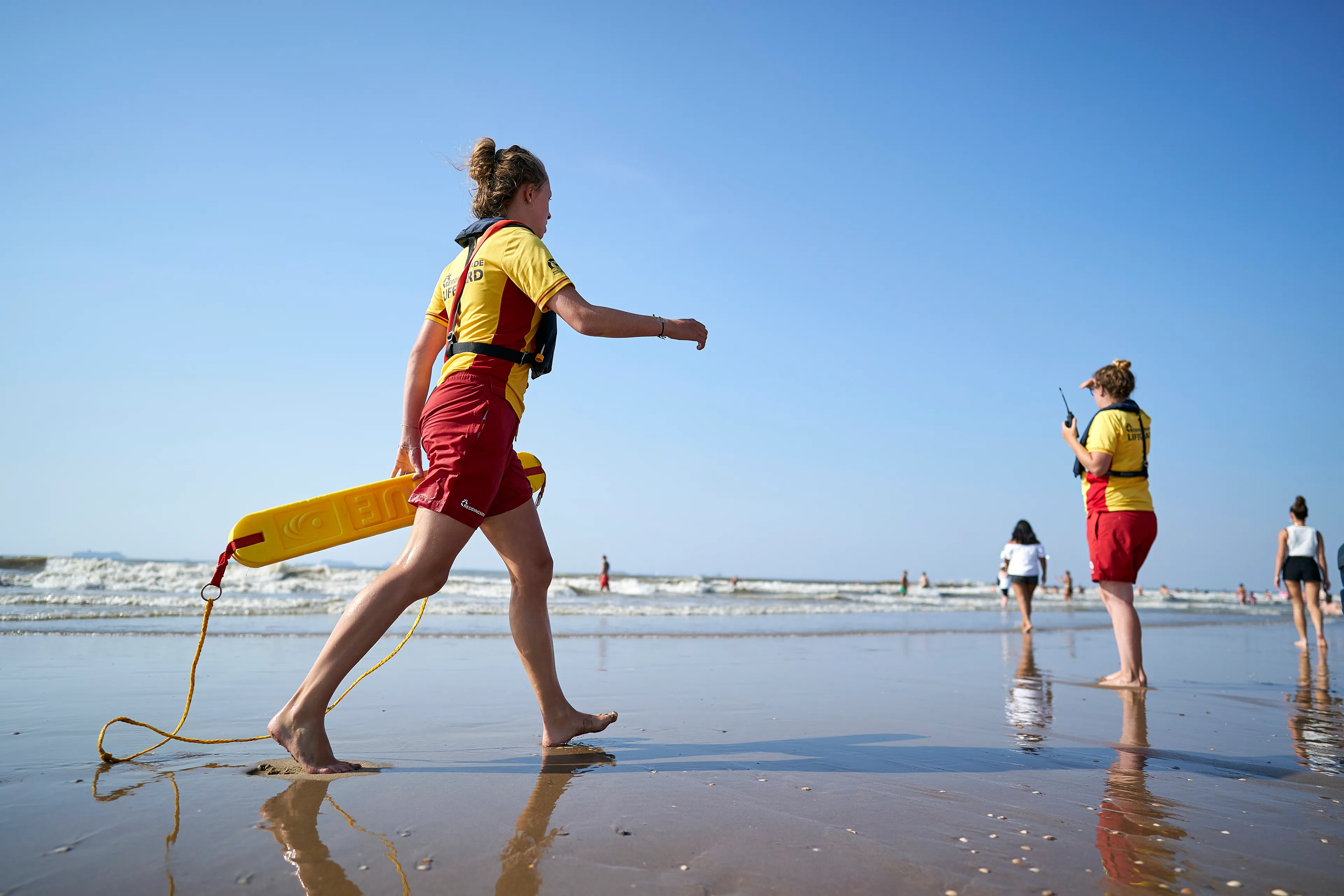 Overgroot deel van Nederlanders wil dat strandwacht betaald beroep wordt