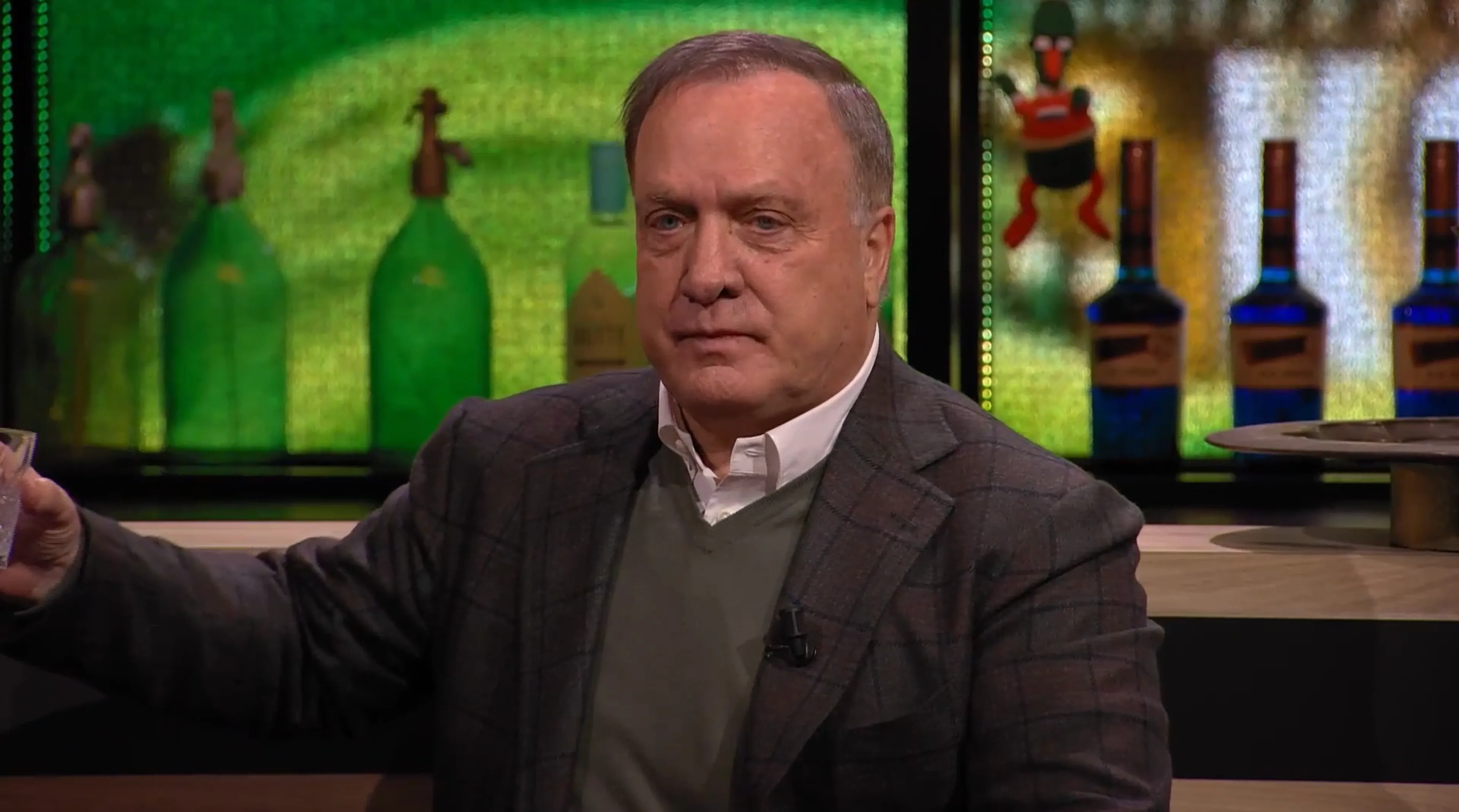 Weglopen Dick Advocaat bij VI Vandaag blijkt stunt, kijkers verbaasd: 'Geniaal'