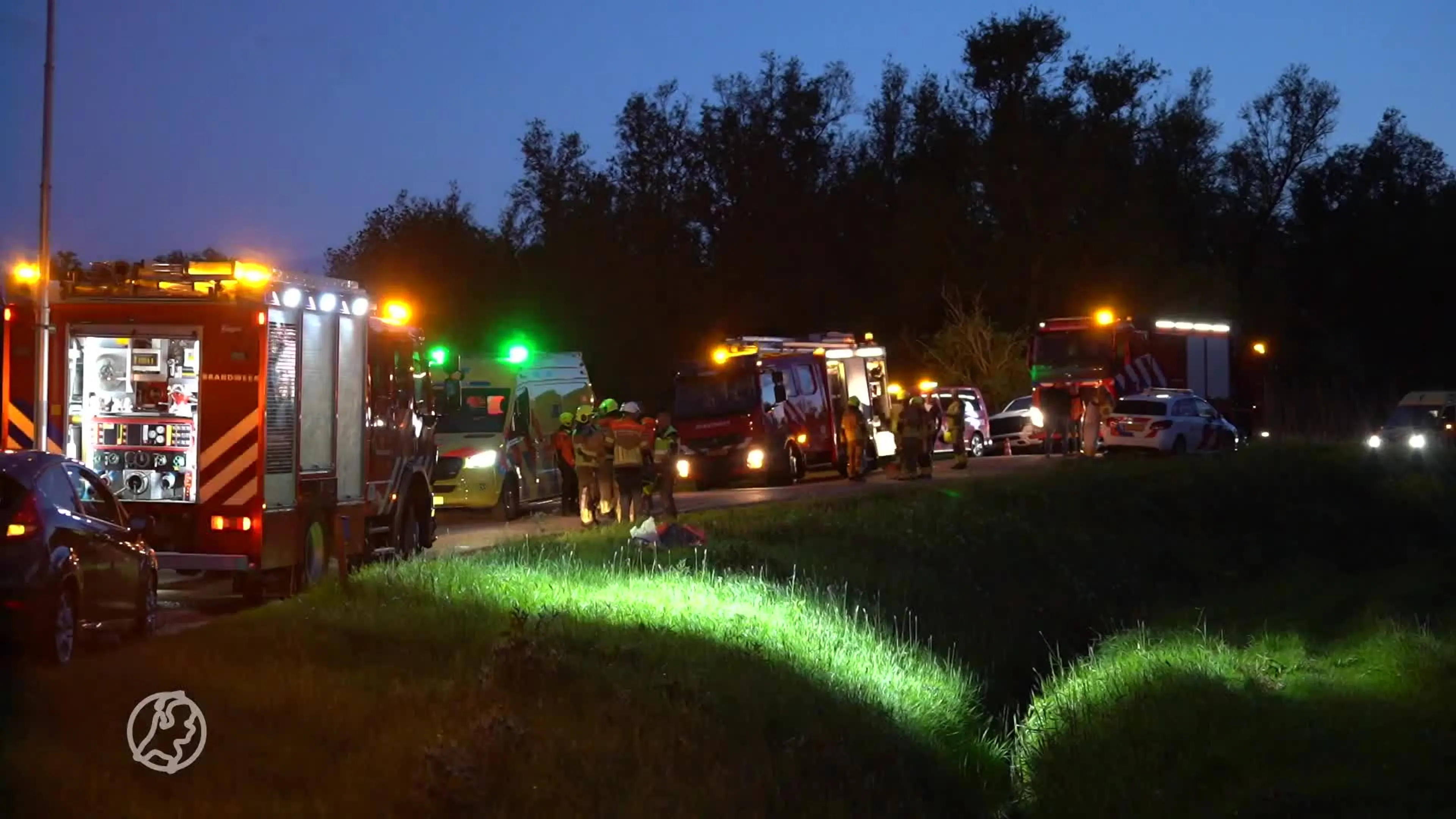 Meerdere ambulances rukken uit nadat auto van weg raakt in Hank