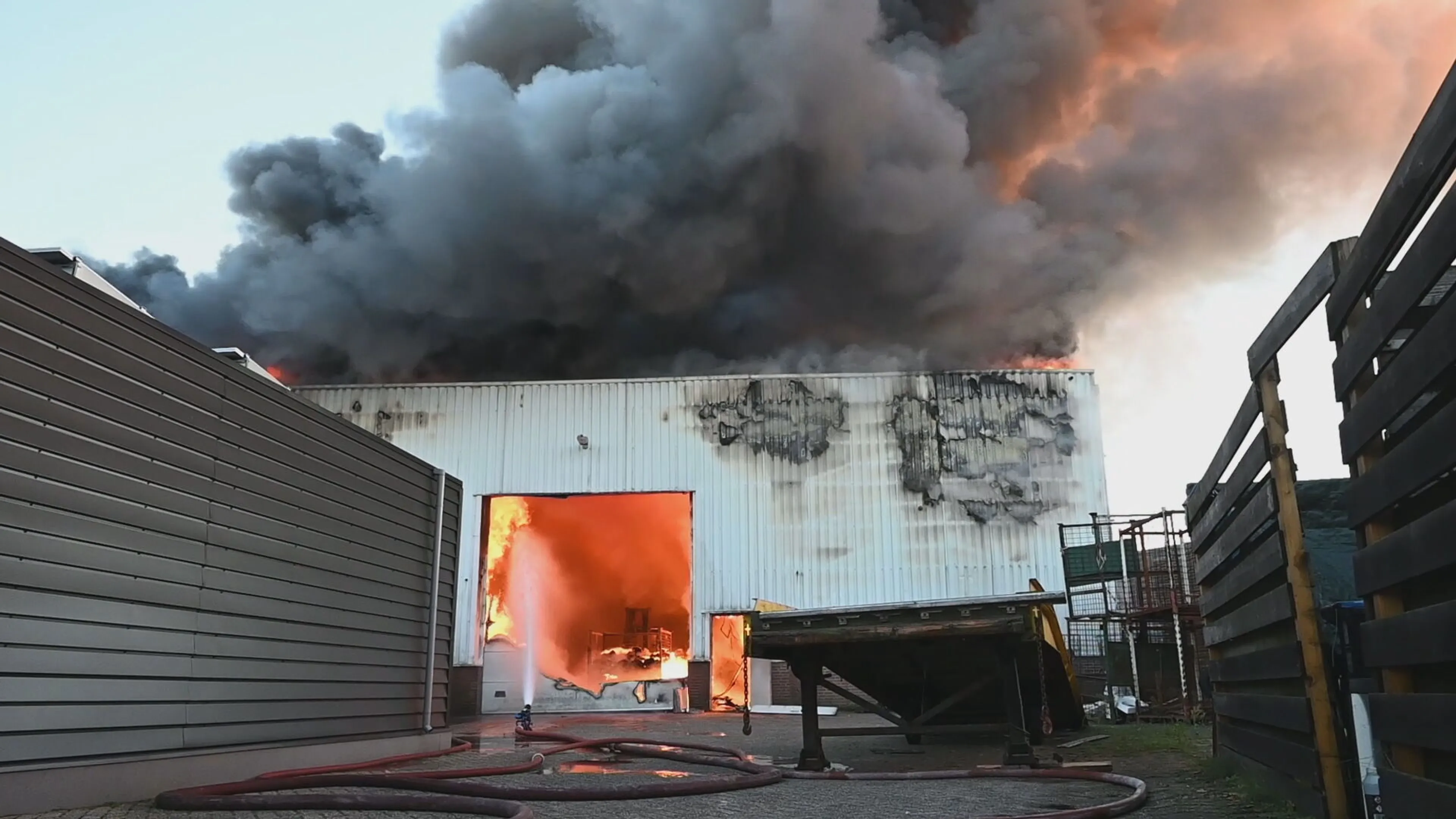 Grote brand in panden Tilburg onder controle, nablussen duurt nog hele avond