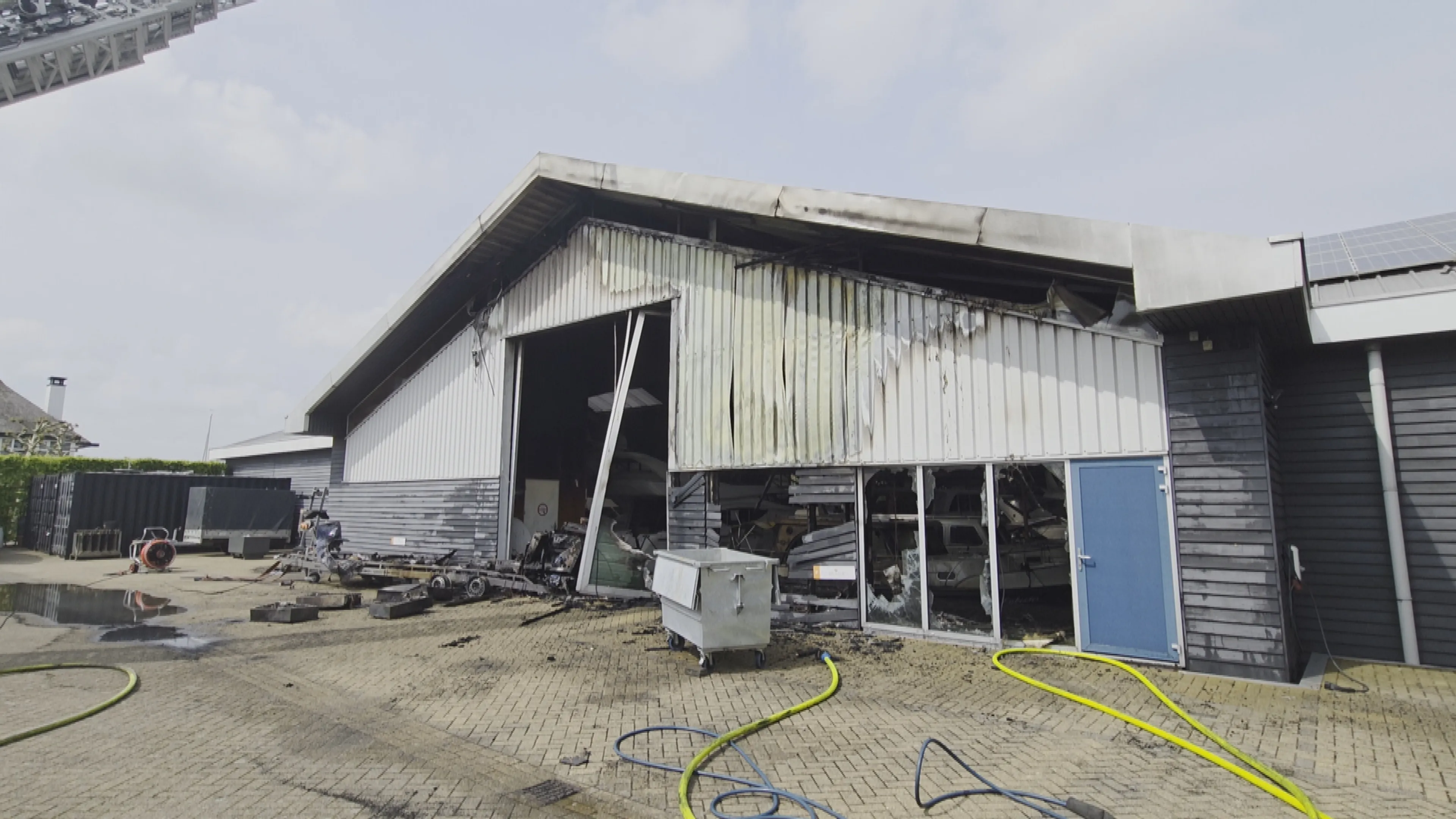Grote brand in loods bij Loosdrechtse Plassen onder controle