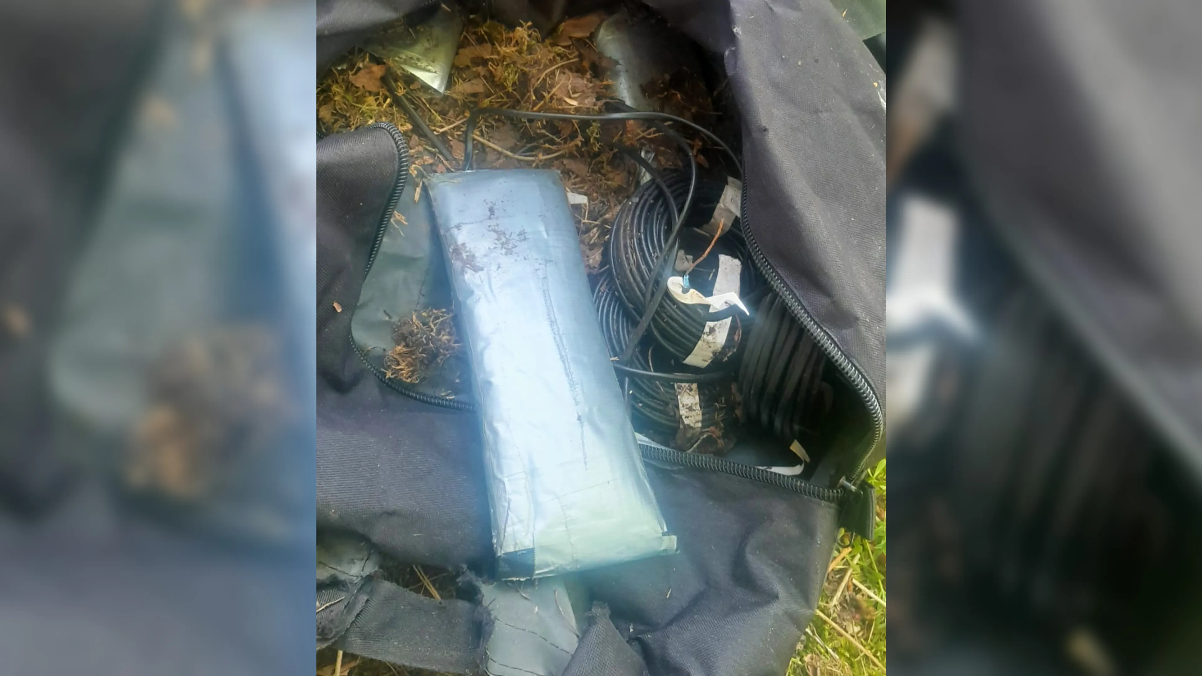 Spelende kinderen vinden tijdens portemonneetje trekken tas vol explosieven