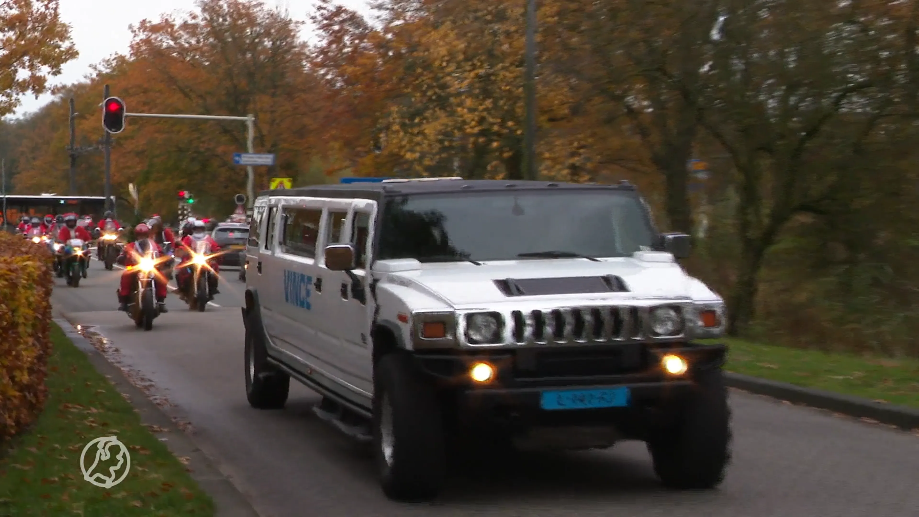 Vince geneest van kanker en wordt door kerstmannen en -vrouwen per limo naar huis gebracht