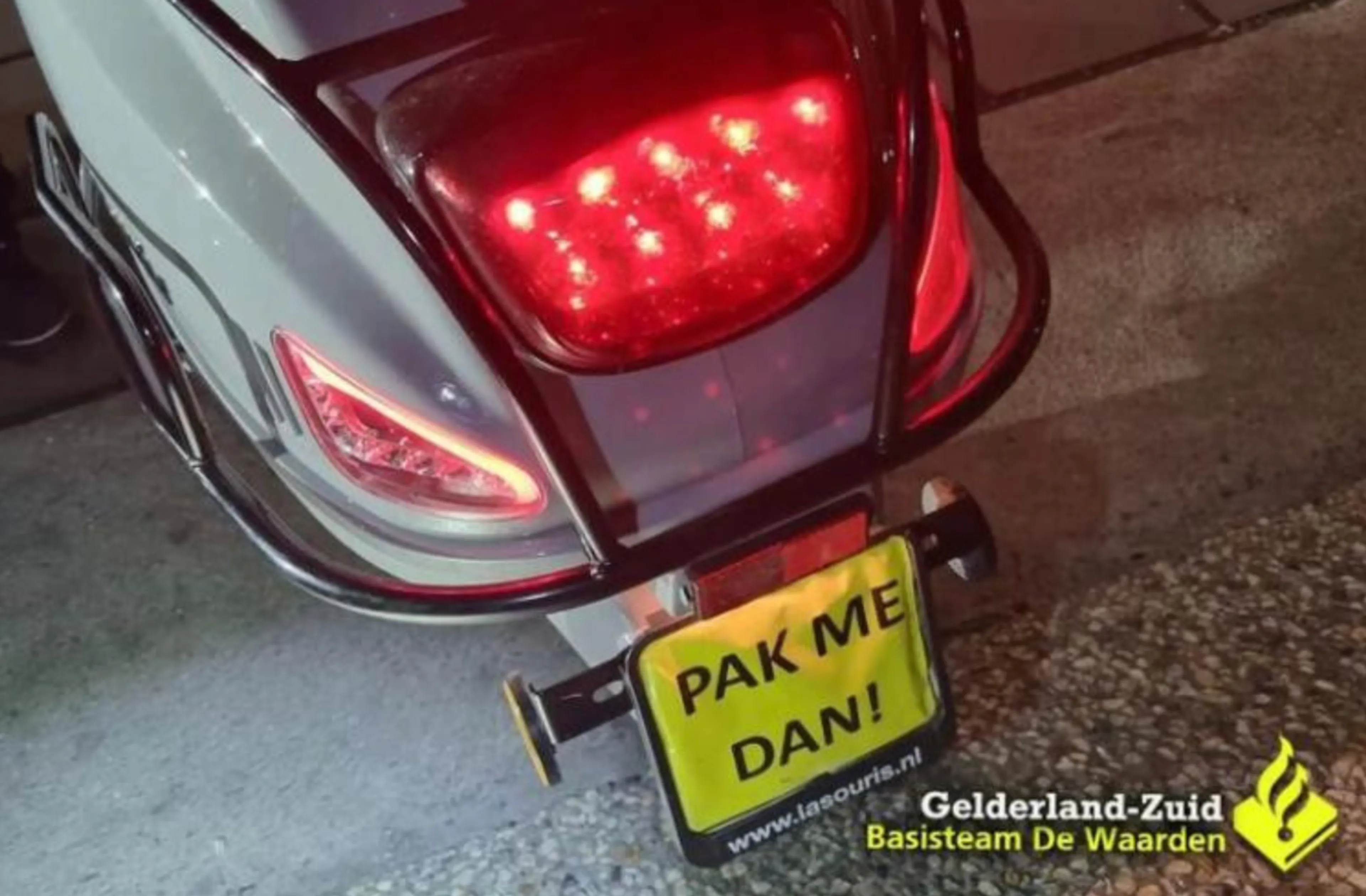 Scooterrijder met 'creatief' kenteken krijgt precies waar hij om vraagt