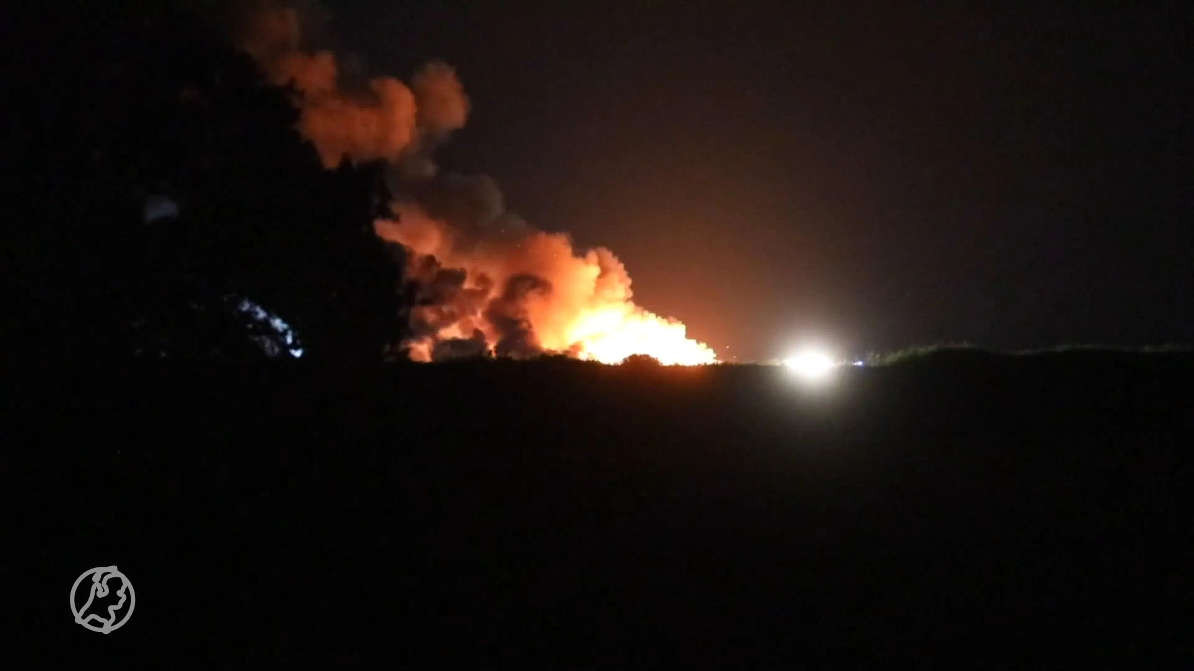 Enorme rookwolken over A1 bij brand afvalverwerker in Wilp