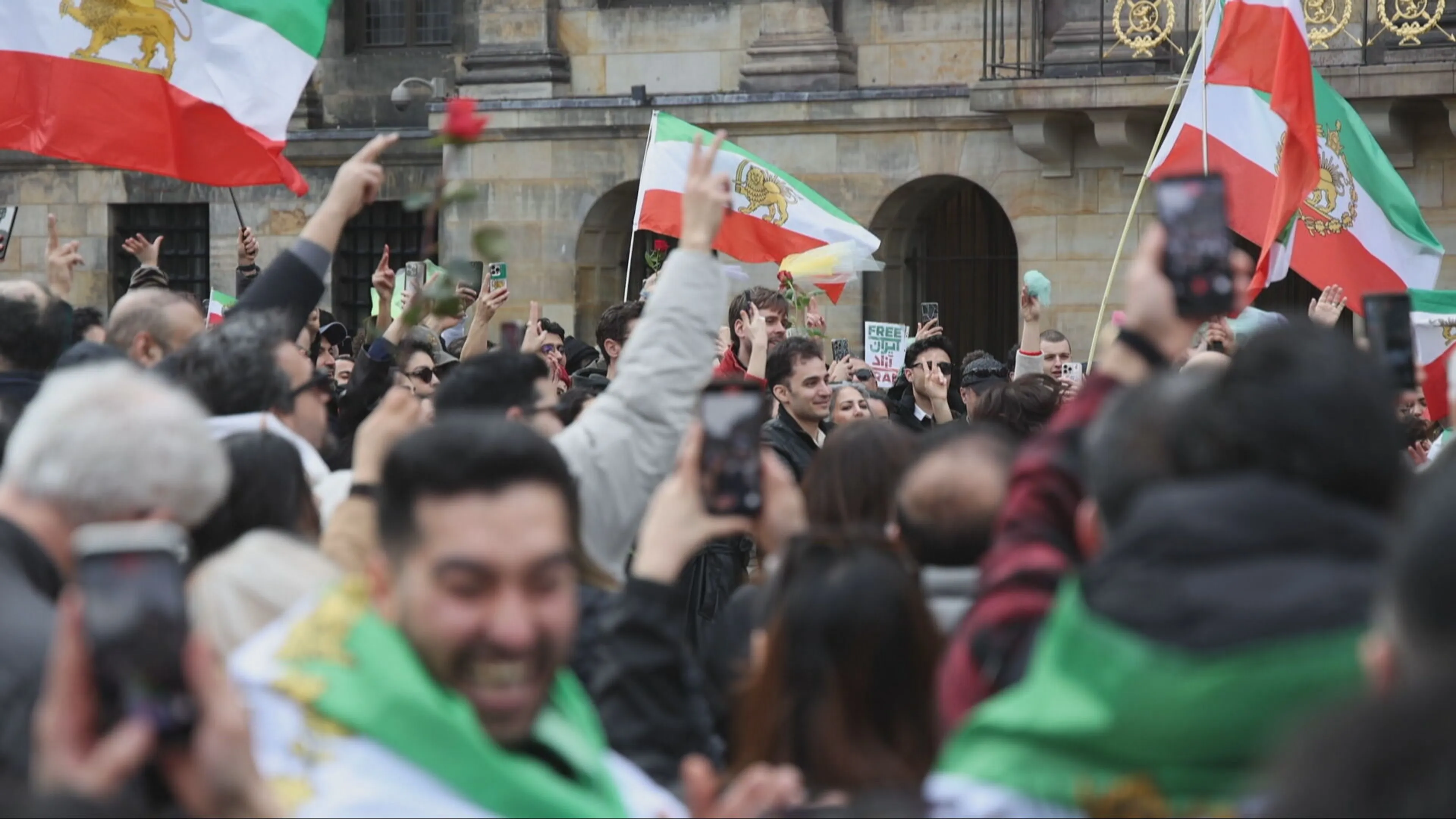 Nederlandse Iraniërs massaal de straat op na dood Khamenei