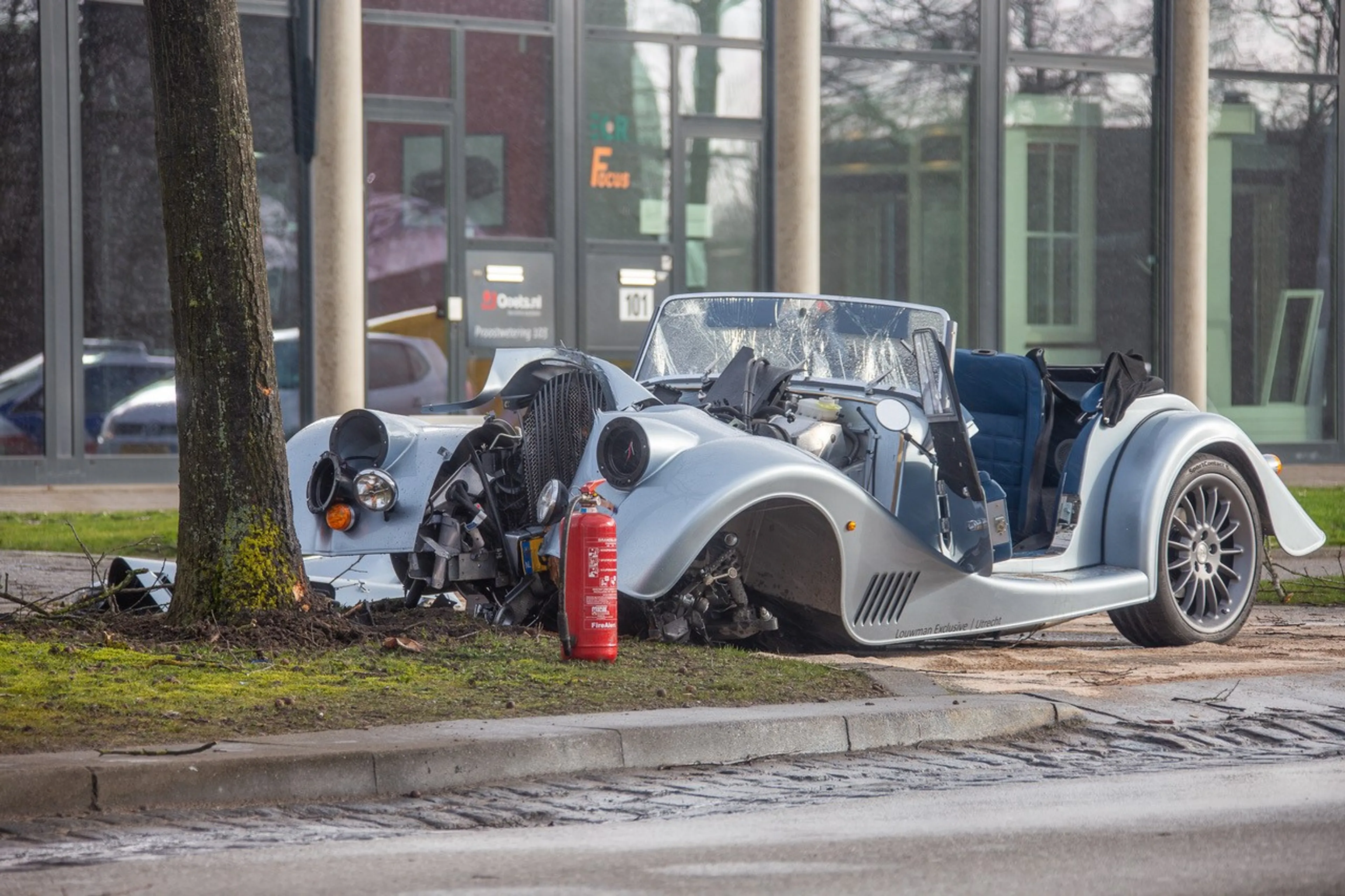 Testrit loopt verkeerd af: man crasht met peperdure wagen tegen boom
