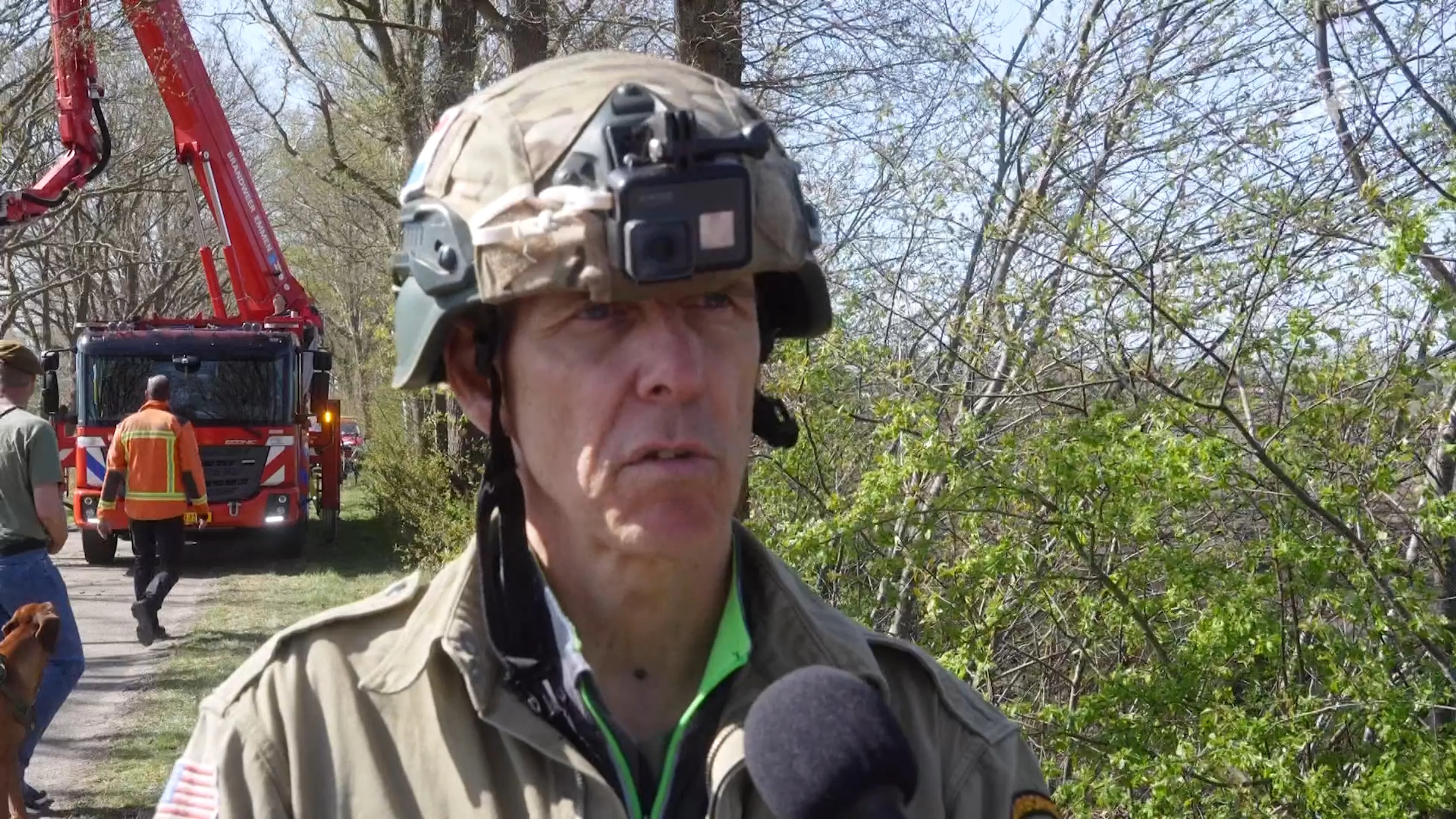 Parachutist belandt in boom bij Westerbork: 'Superzachte landing'