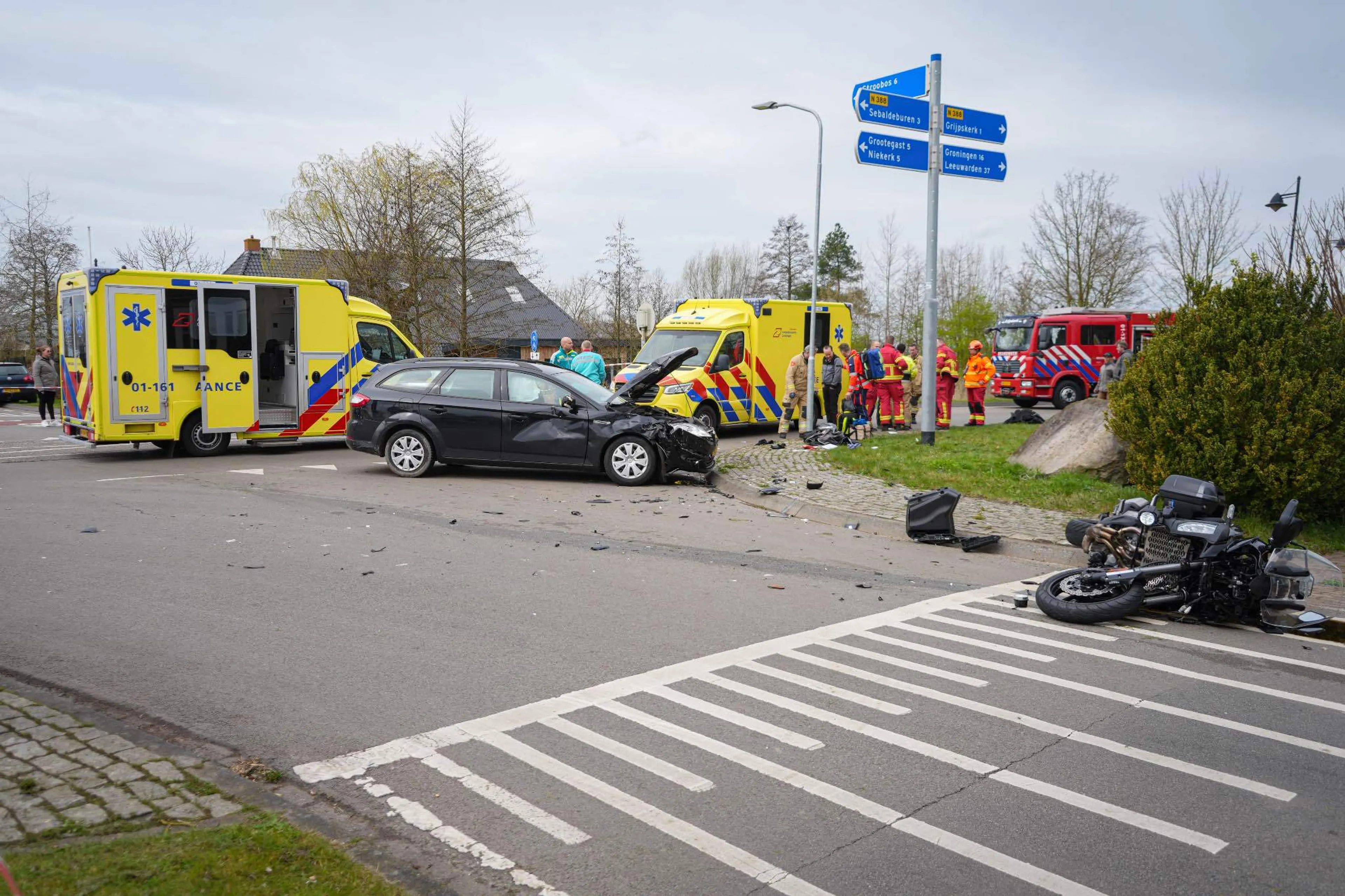 Twee motorrijders zwaargewond na ongeval in Grijpskerk
