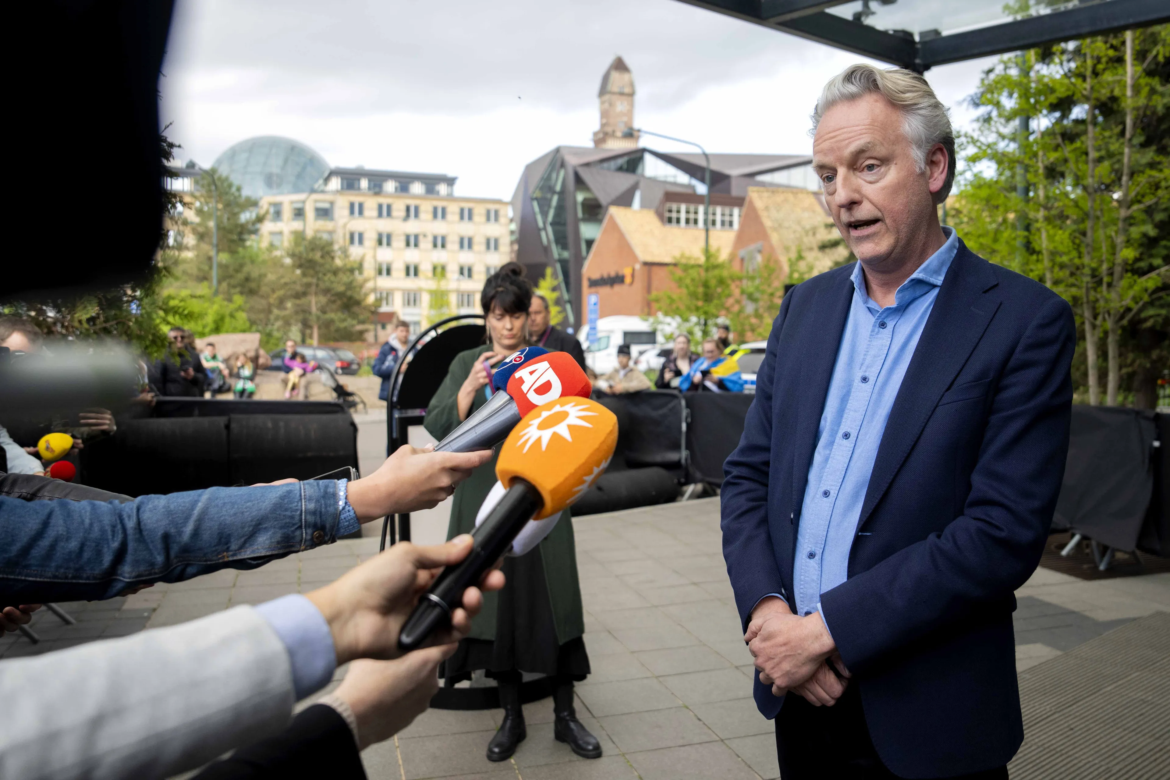 AVROTROS stelt beslissing voor deelname aan volgend songfestival uit