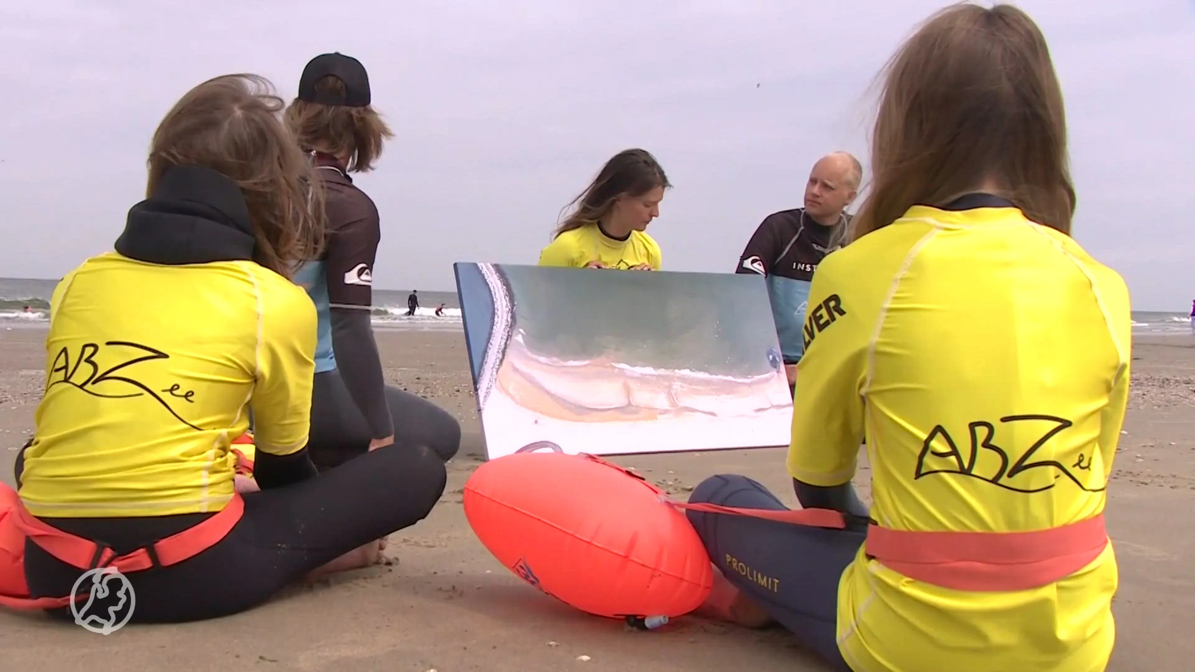 Zwemmers in Scheveningen leren meer over de gevaren van de zee