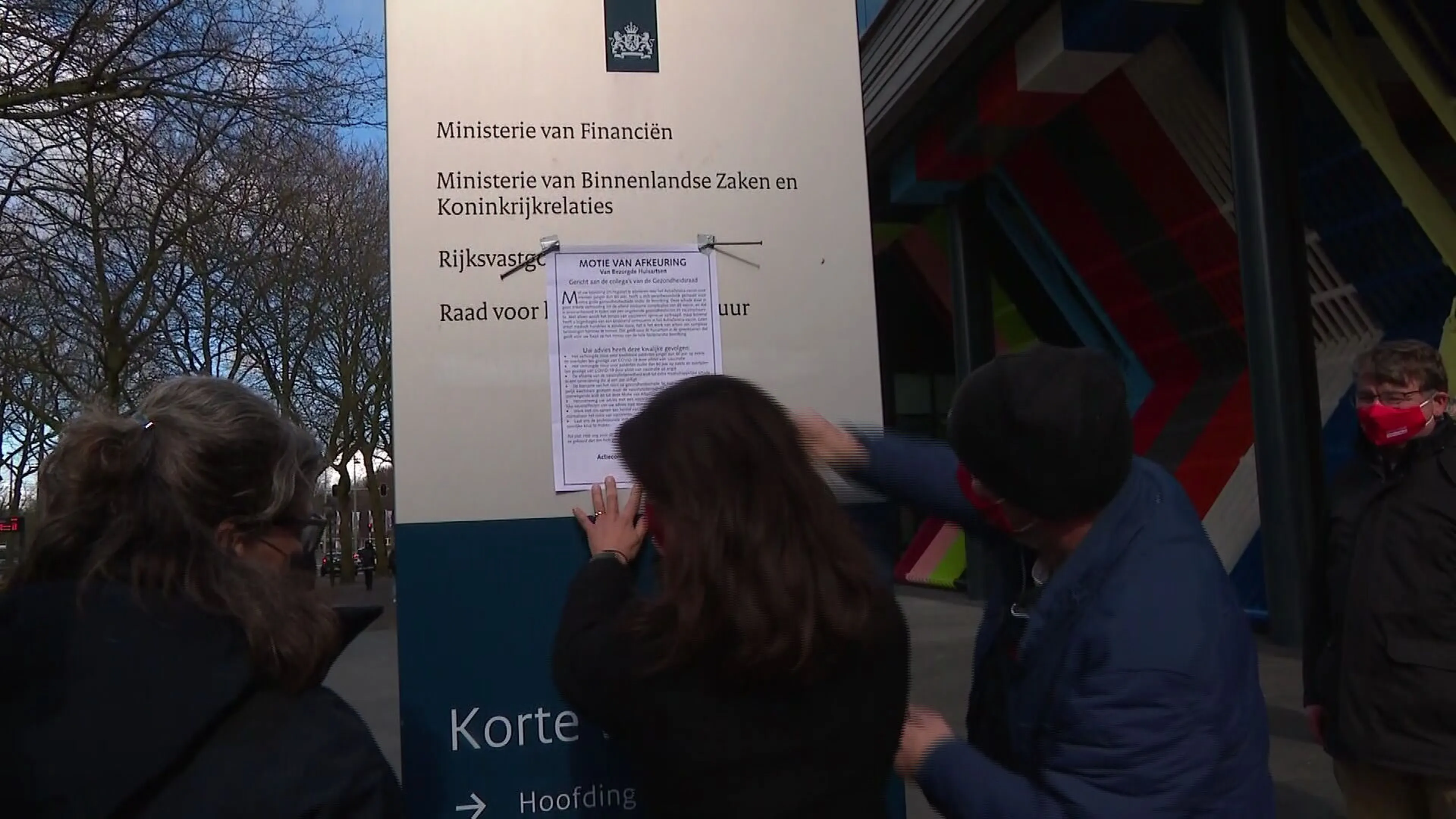 Boze huisartsen spijkeren brief op deur Gezondheidsraad vanwege AstraZeneca-stop
