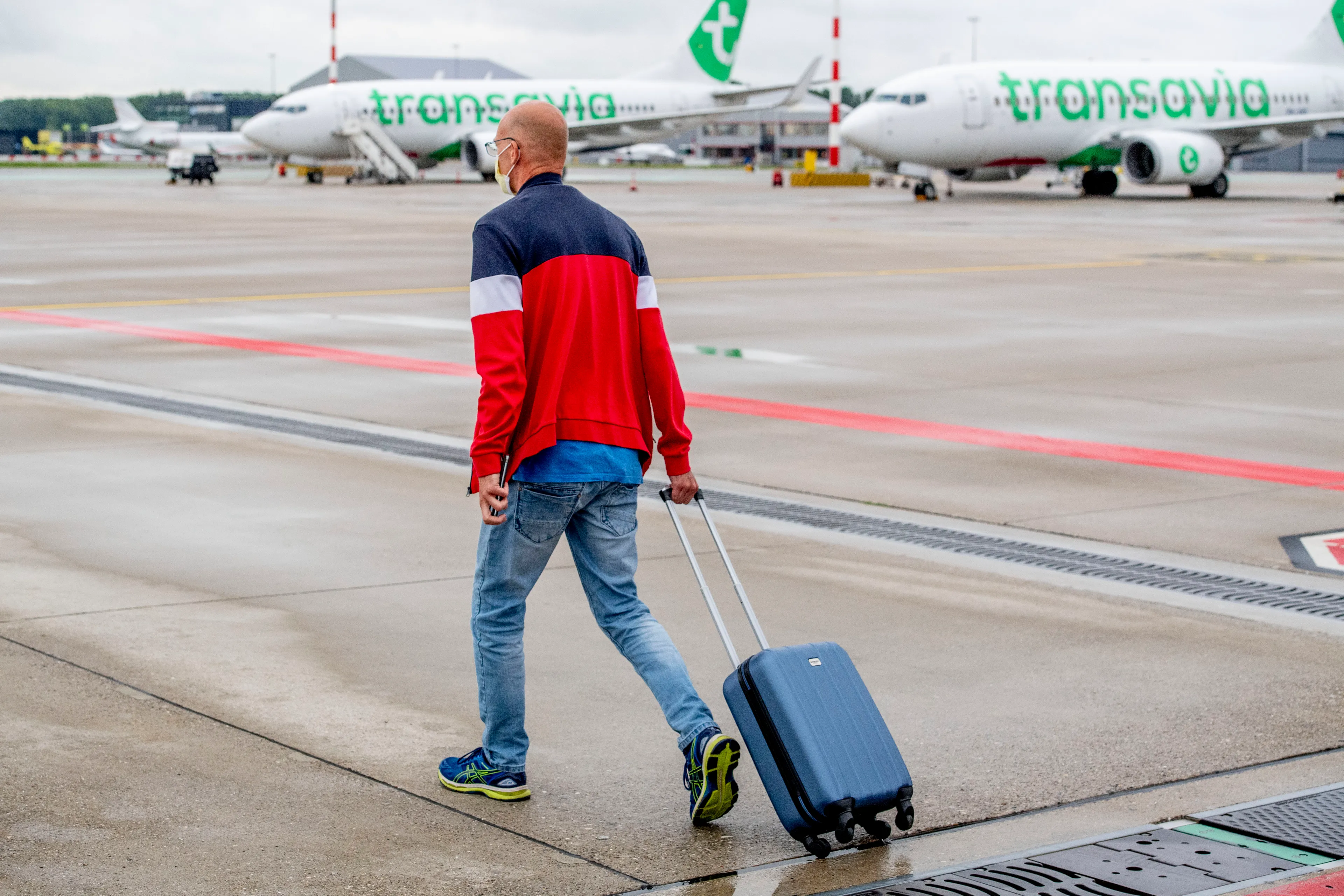 VIDEO: Agressieve passagier weigert mondkapje en wordt vliegtuig uitgezet