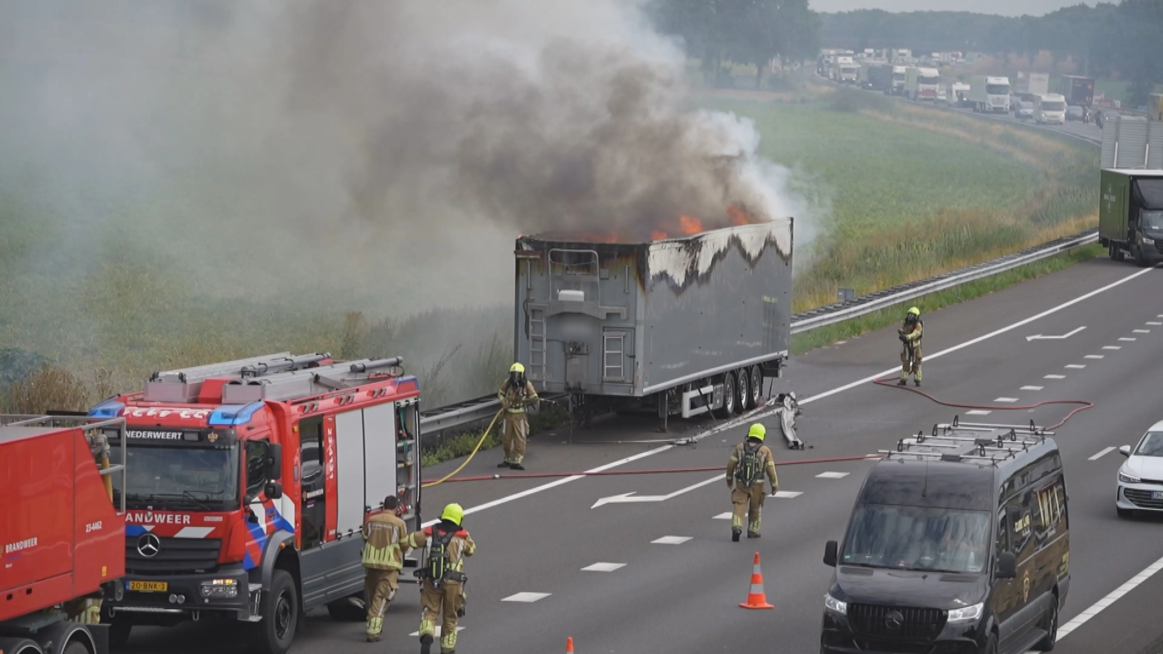 Brandende afvalwagen zorgt voor afsluiting A2 bij Weert, weg dicht tot begin avond