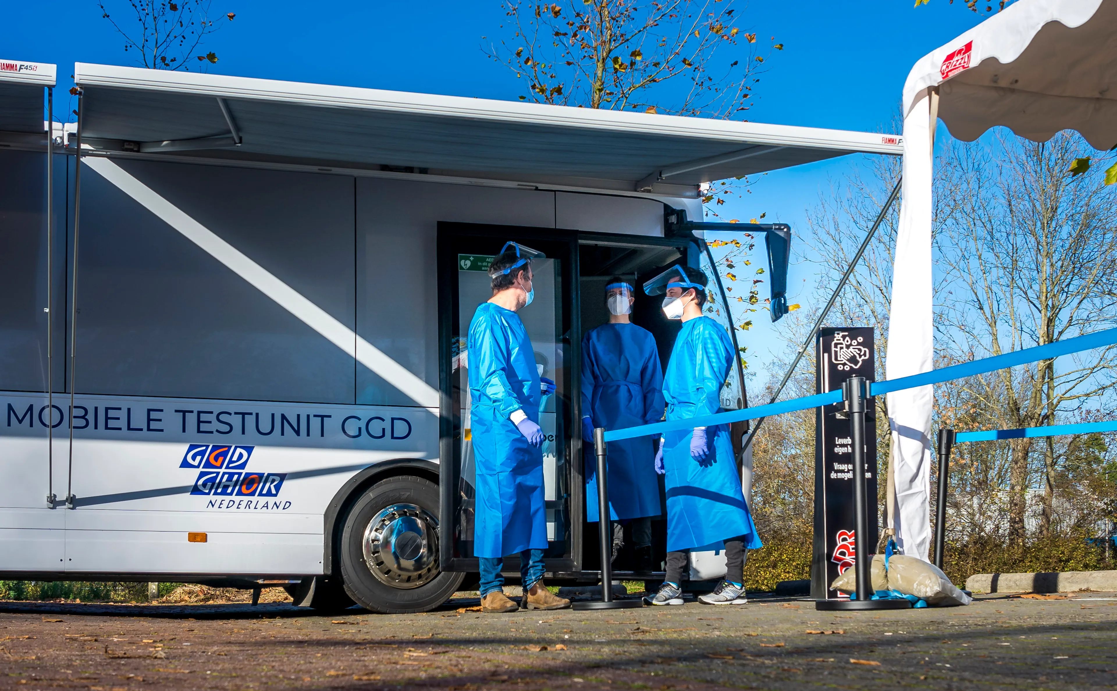 Jongeren saboteren testlocatie op Urk, GGD-medewerkers bekogeld