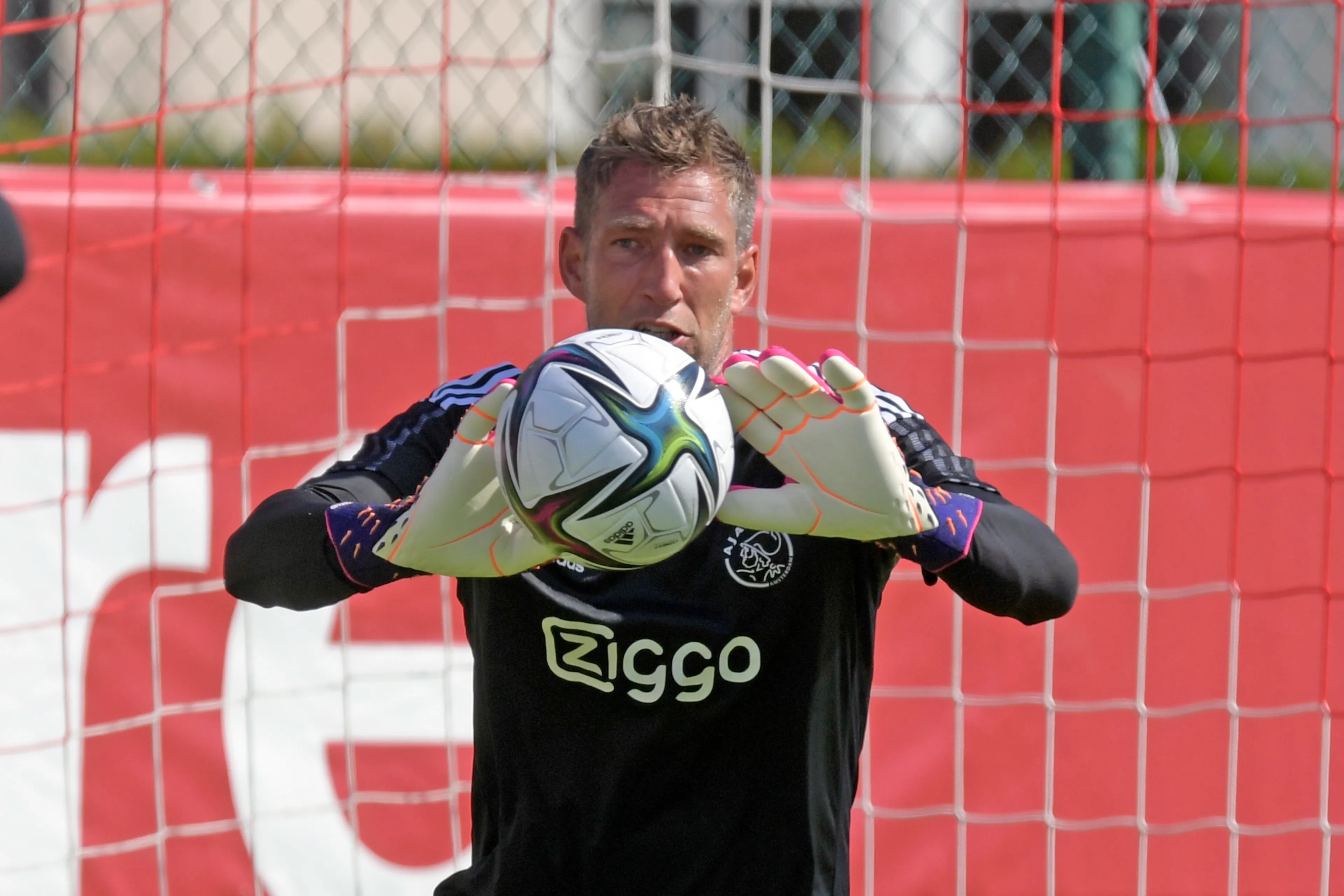 Ajax-doelman Stekelenburg mist rest van seizoen door heupoperatie