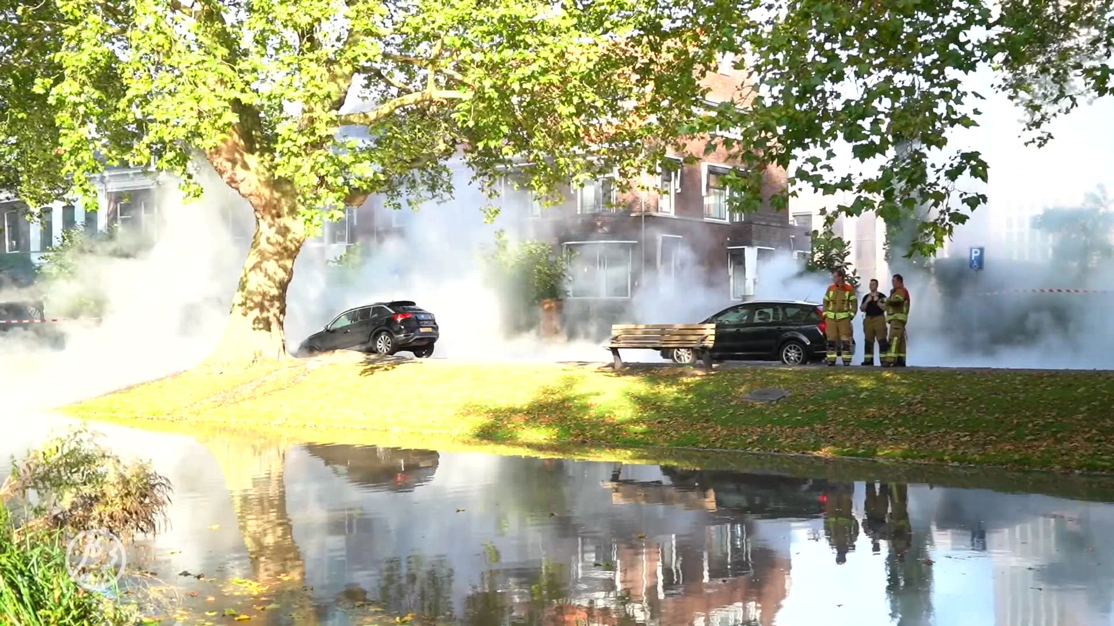 Rotterdamse straat vol kokend water na sinkhole, auto deels weggezakt
