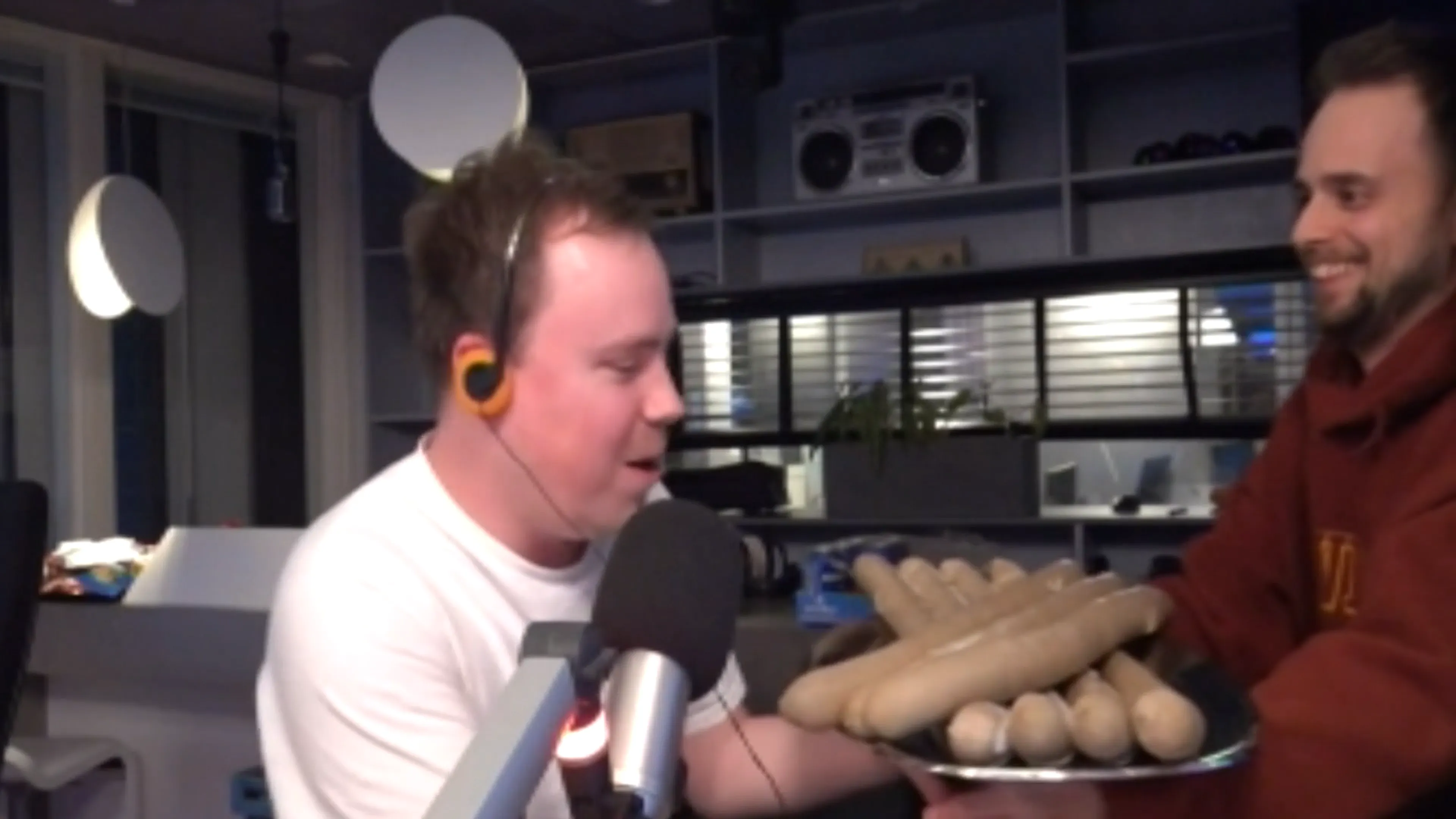 ZIEN: Jarige Snackspert krijgt tachtig kilo mayonaise en 'meterslange' frikandel