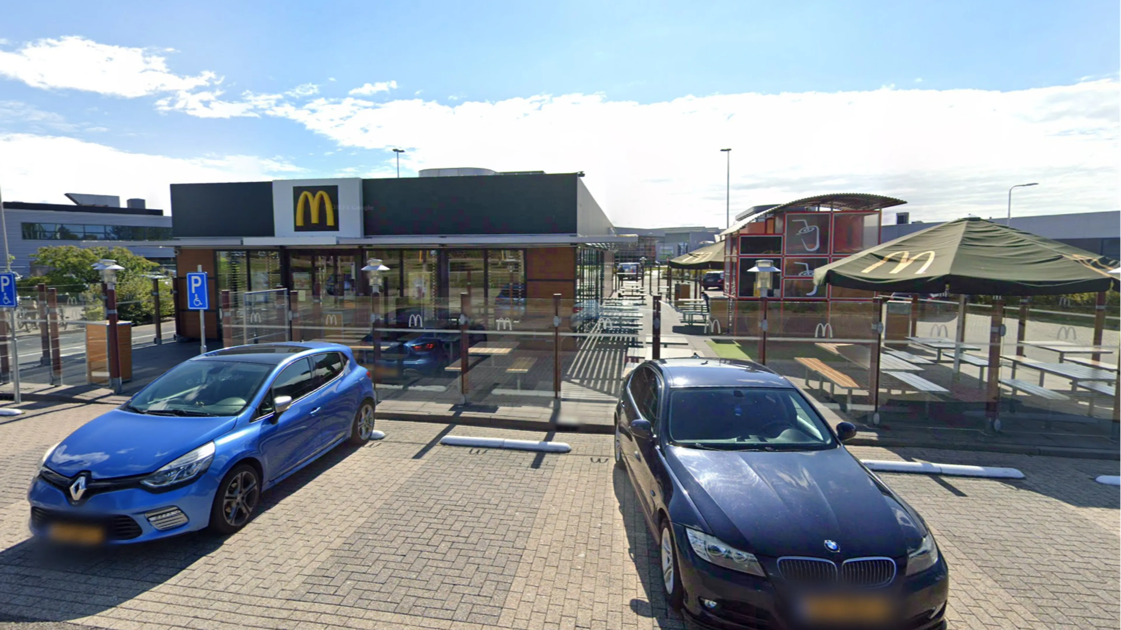 Meisje (6) zit met medewerkers McDonald's vast in snikhete glijbaan: 'Ik ga dood'