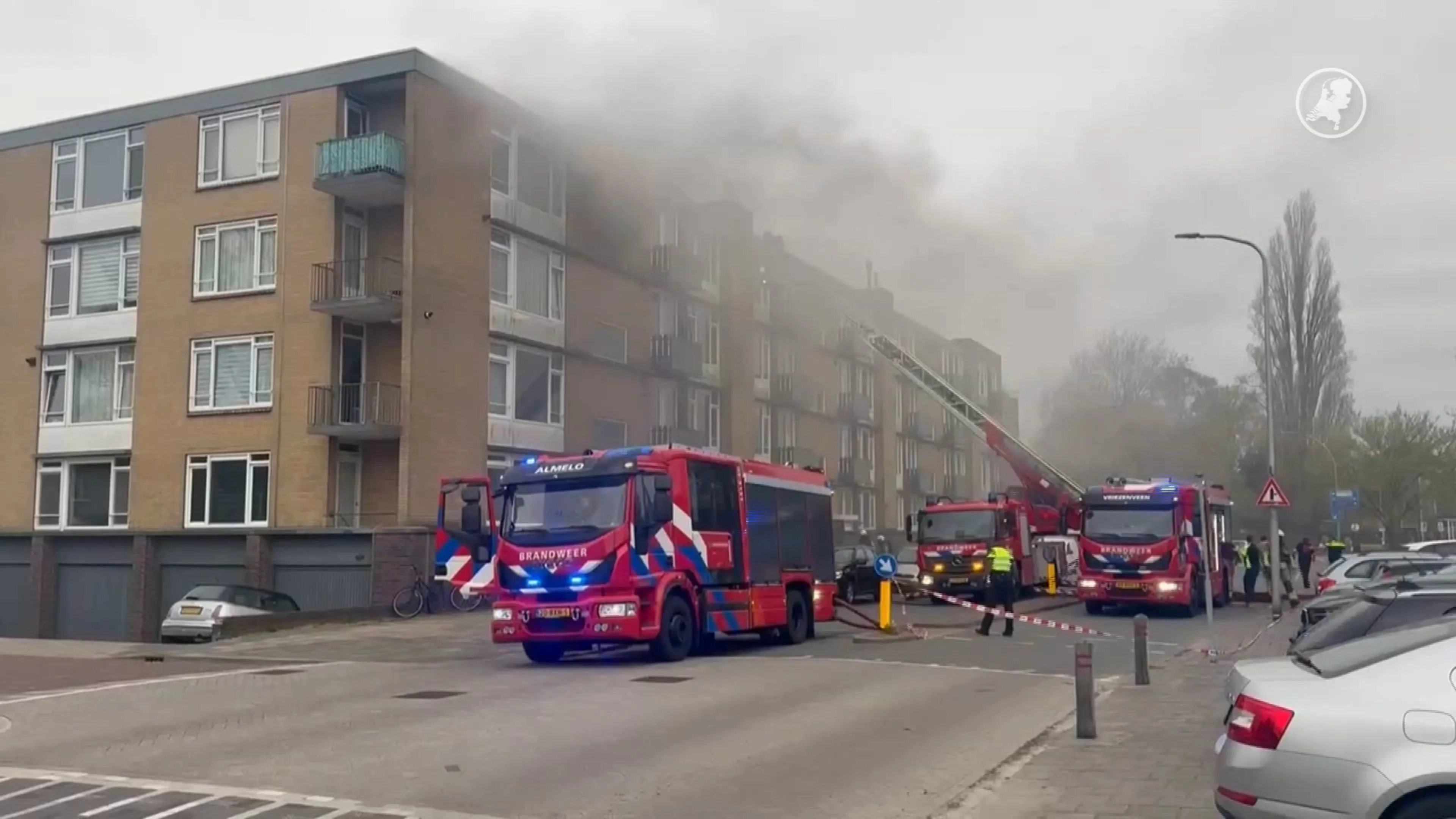 Brand in kelder van flat in Almelo, bewoners naar buiten